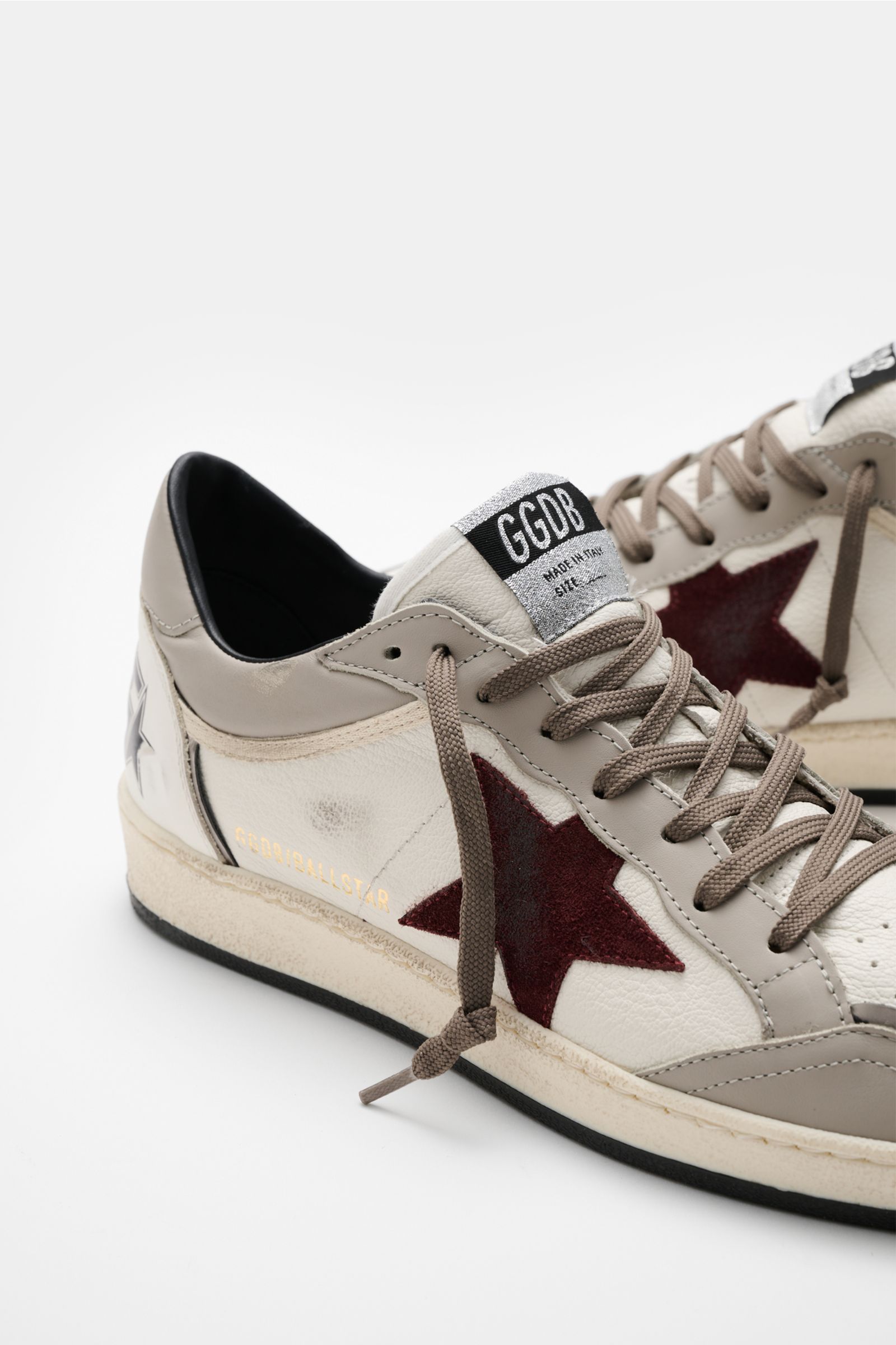 Golden Goose Sneaker 'Ball Star' offwhite/grau/bordeaux, seitliche Nahaufnahme, Vintage-Finish mit Stern, Used-Optik, Nappaleder, Velours, gepolstert, perforiert, flexible Sohle.