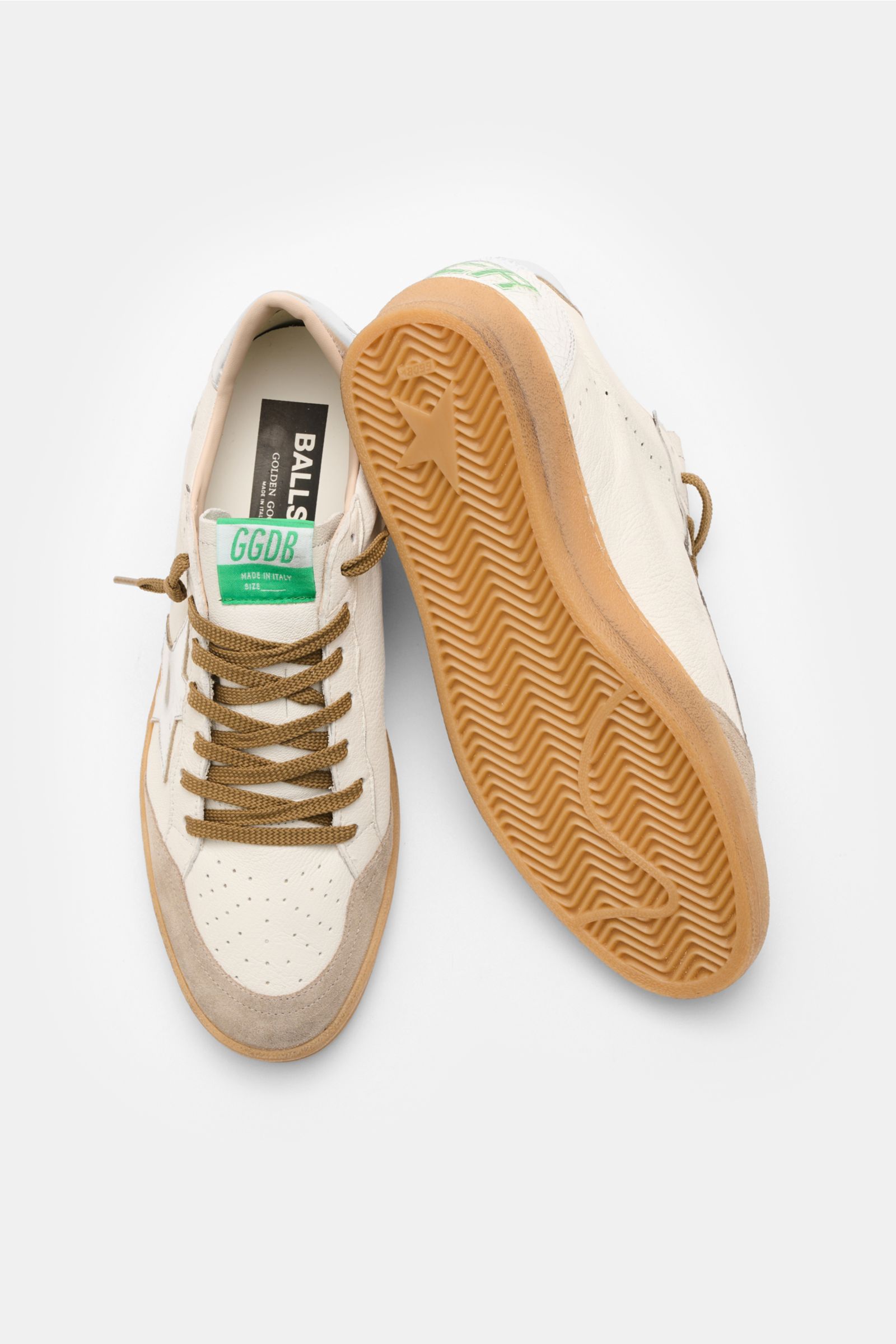 Golden Goose Sneaker 'Ball Star' offwhite/graubraun/silber shown from top and sole view, featuring vintage-finish, iconic star, hand-crafted used look, fine nappa leather, overlays in used patent leather look, eight-hole lacing, perforated toe cap, side p