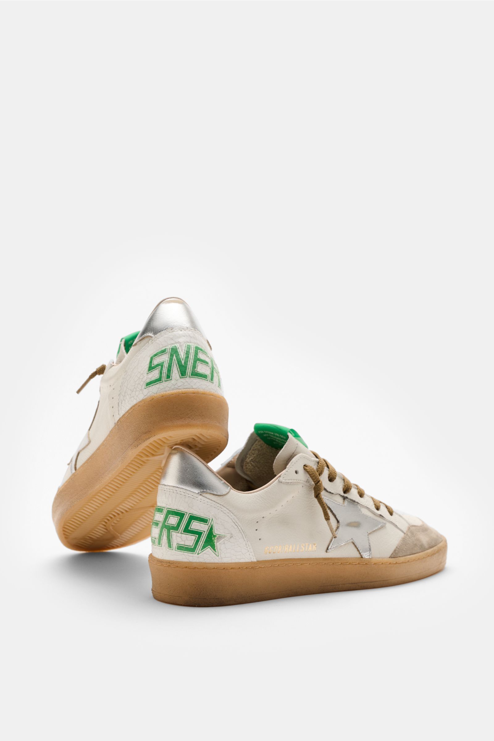 Golden Goose Sneaker 'Ball Star' offwhite/graubraun/silber shown from a rear side angle, featuring vintage-finish, iconic star, and used-look overlays. Der 'Ball Star' von GOLDEN GOOSE bringt mit Vintage-Finish, dem ikonischen Stern und handgemachter U
