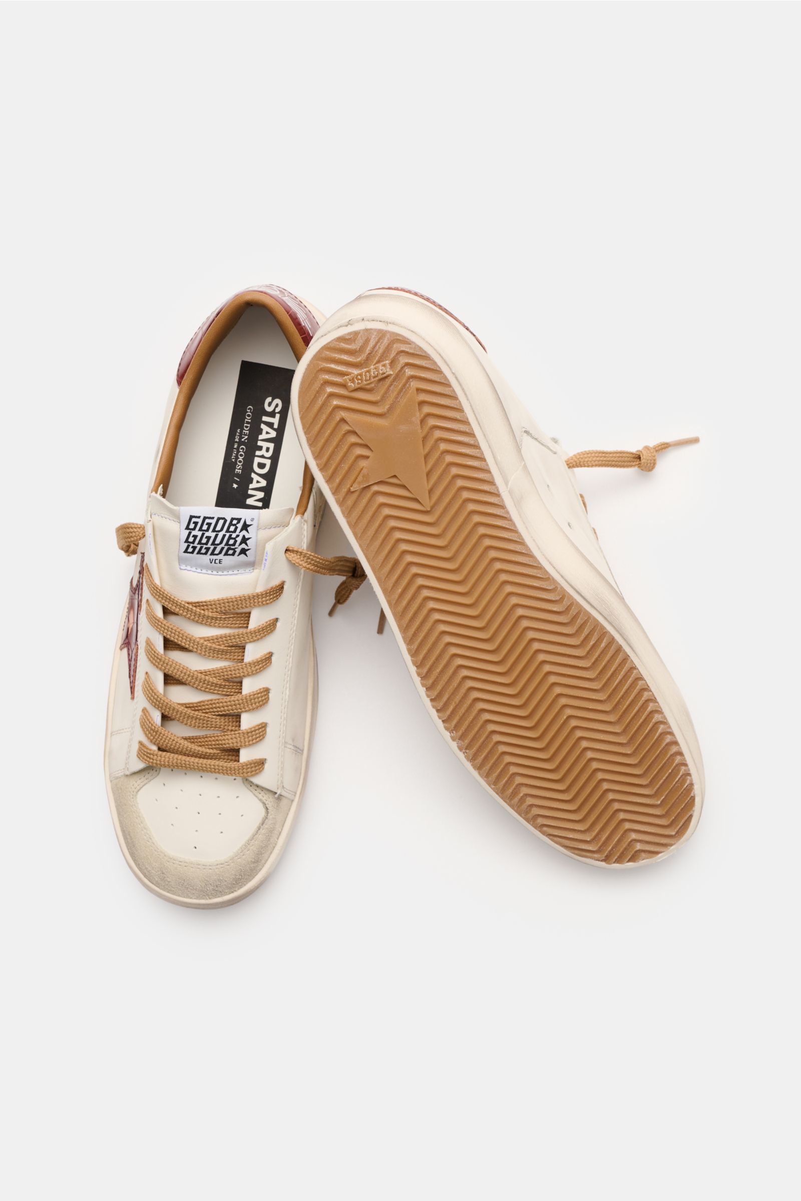 Golden Goose Sneaker 'Stardan' offwhite/bordeaux, Vintage-Finish, Veloursleder, Stern, Used-Optik, Lederfutter, Gummisohle, Vorder- und Sohlenansicht.