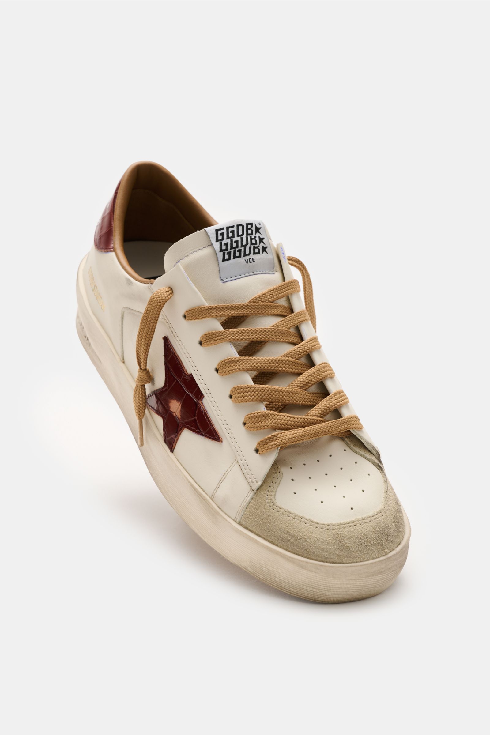 Golden Goose Sneaker 'Stardan' offwhite/bordeaux, schräg von vorne, feines Nappaleder, Veloursleder-Overlays, Vintage-Finish, Stern, Used-Optik, Lederfutter.