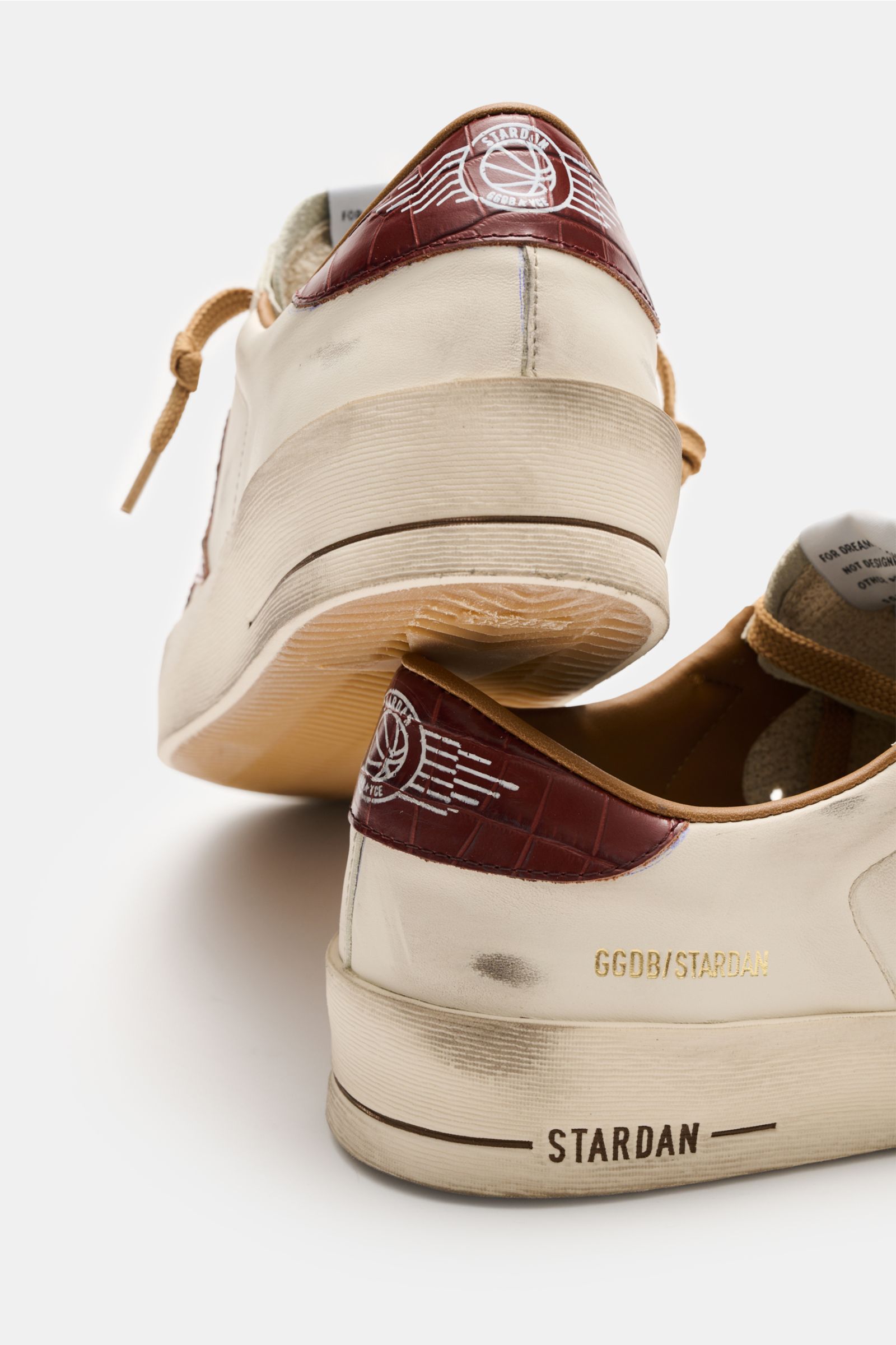 Golden Goose Sneaker 'Stardan' offwhite/bordeaux, Rückansicht, Vintage-Finish, Used-Optik, Nappaleder, Velours-Overlays, Stern-Logo, flexible Gummisohle.