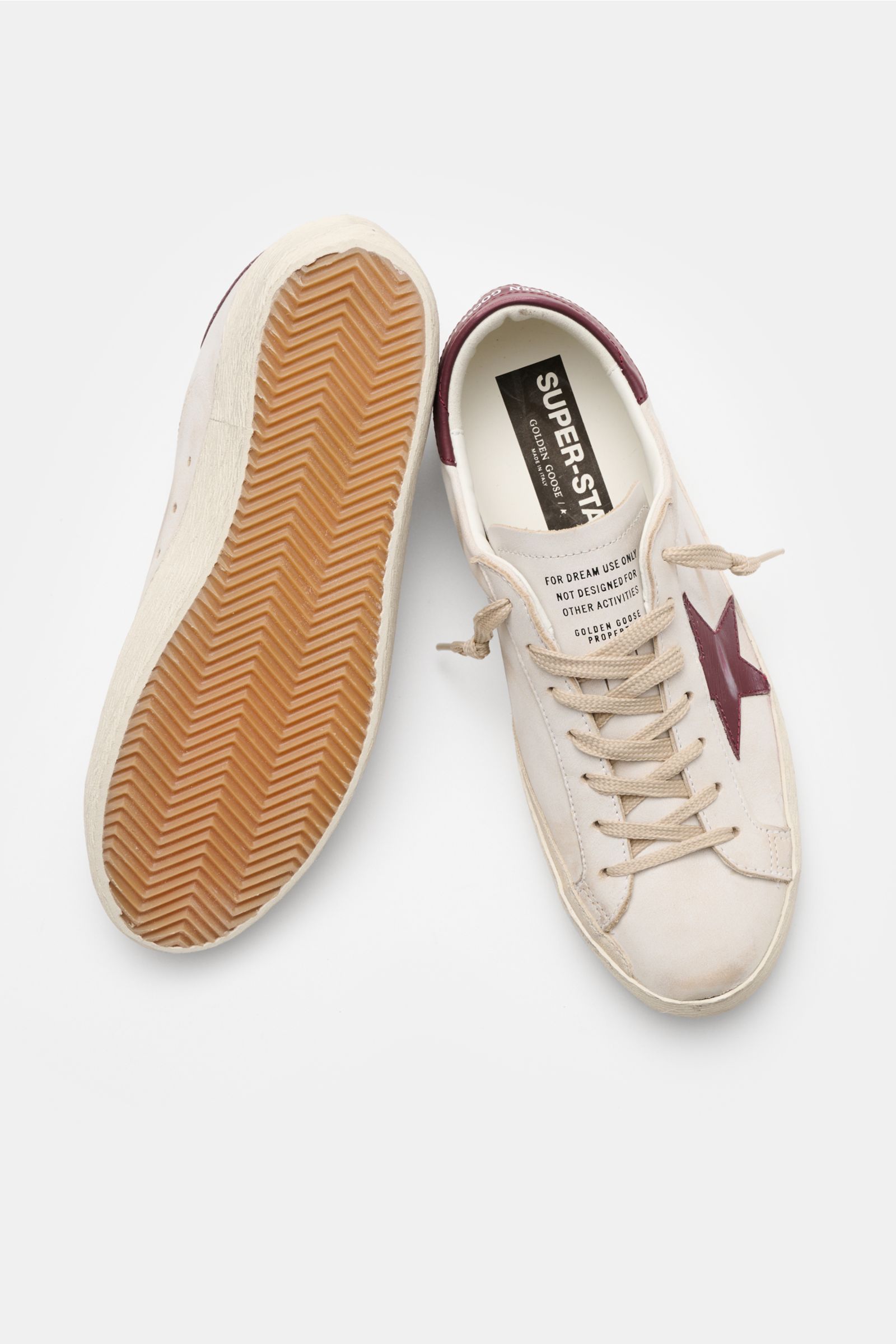 Golden Goose Sneaker 'Super-Star Classic' offwhite/bordeaux, Vintage-Finish, Stern, Used-Optik, Nappaleder, seitlich, Sohlenansicht, sieben Loch Schnürung.