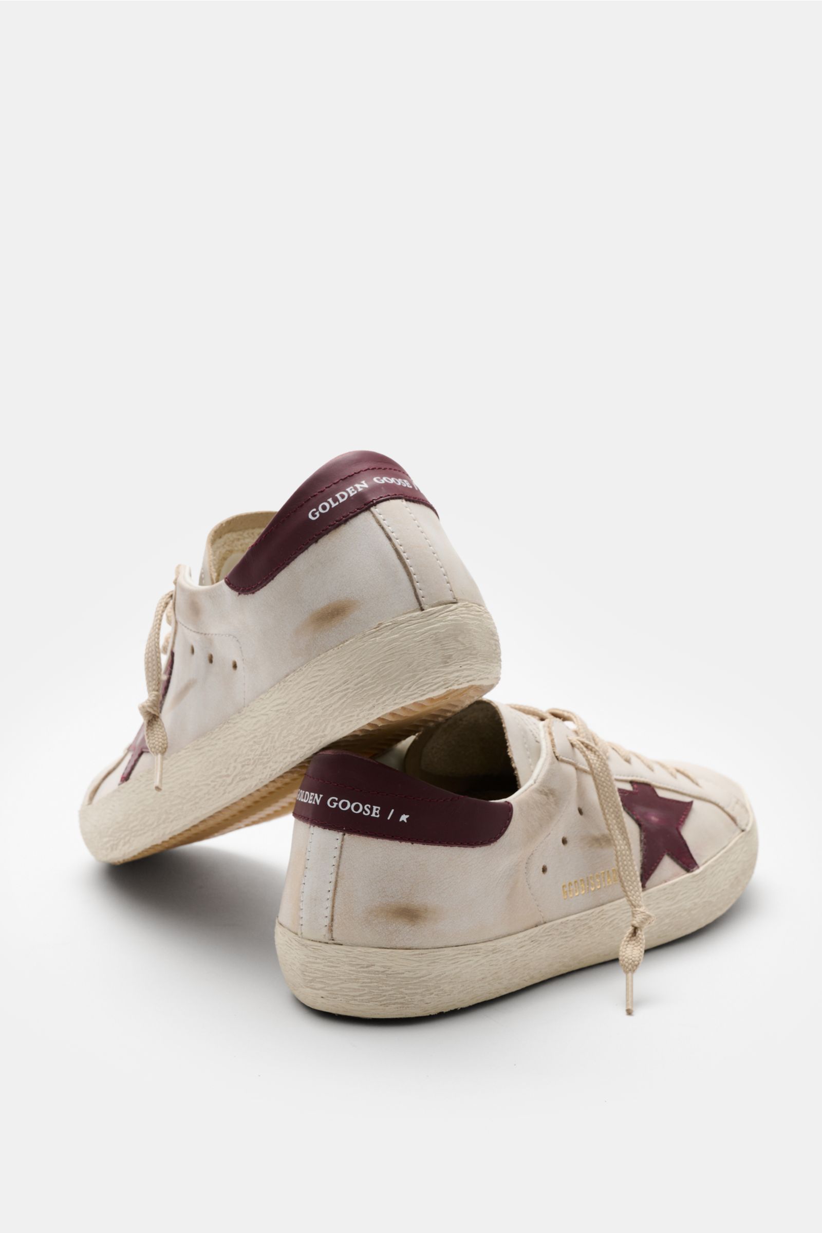 Golden Goose Sneaker 'Super-Star Classic' offwhite/bordeaux im Vintage-Finish, seitlich Stern, Used-Optik, Leder, schmale Silhouette, Rückansicht.