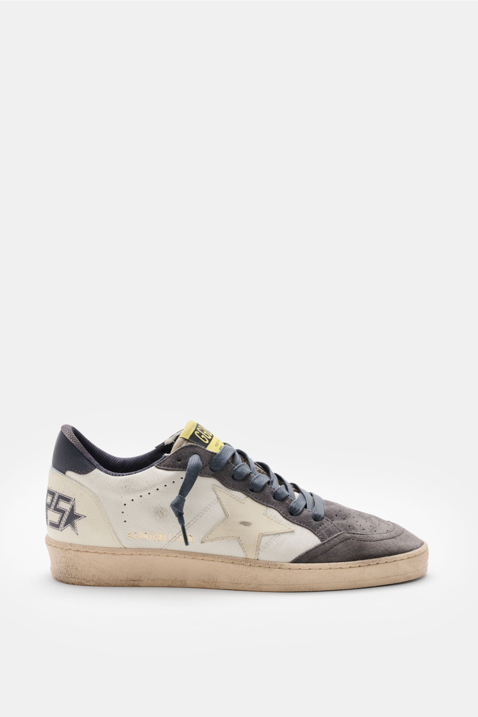 Golden Goose Sneaker 'Ball Star' offwhite/creme/dunkelgrau shown in side view with vintage-finish, iconic star, and hand-made used look. Der 'Ball Star' von GOLDEN GOOSE bringt mit Vintage-Finish, dem ikonischen Stern und handgemachter Used-Optik den S