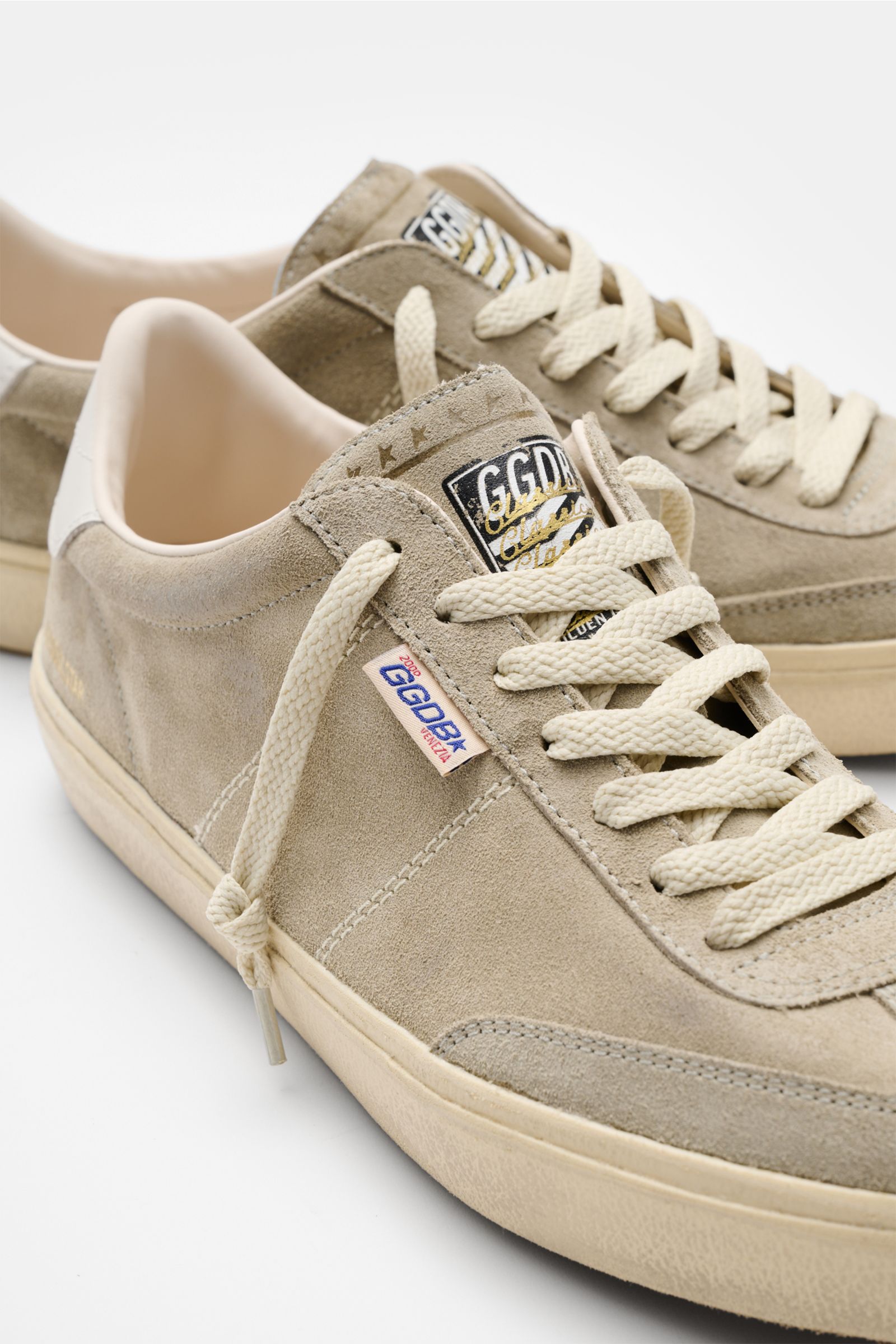 Golden Goose Sneaker 'Soul Star' taupe in Nahaufnahme von schräg vorne, Veloursleder, Vintage-Finish, sieben-Loch-Schnürung, Logo-Print an Ferse.