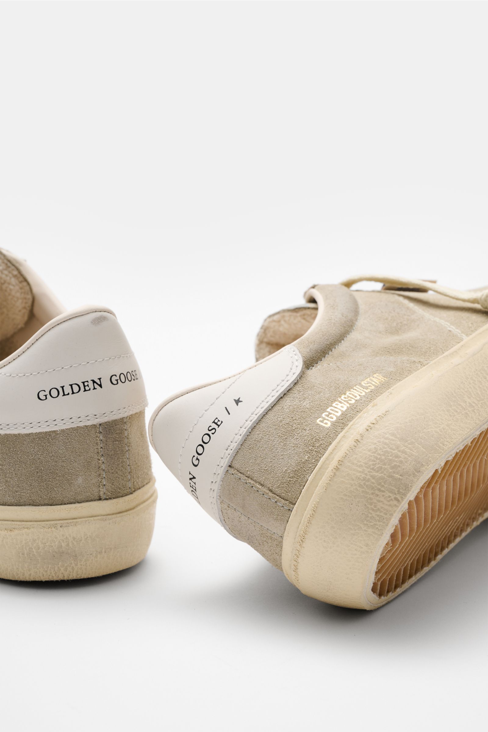 Golden Goose Sneaker 'Soul Star' taupe im ikonischen Retro-Style, Veloursleder, Vintage-Finish, sieben-Loch-Schnürung, gepolsterter Schaftrand, flexible Gummisohle, seitliche und hintere Ansicht.