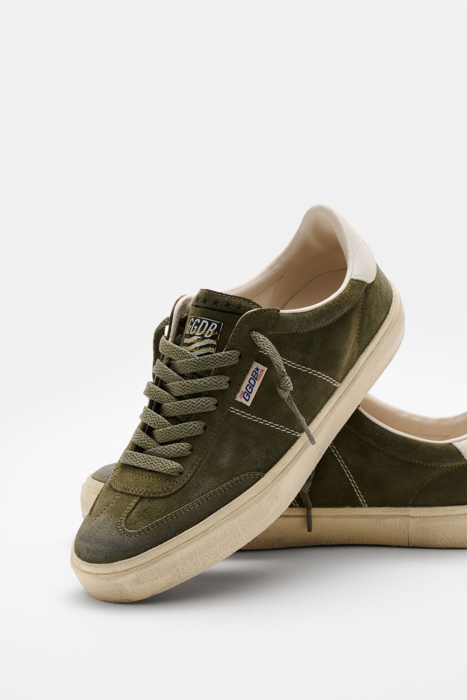 Golden Goose Sneaker 'Soul Star' dark olive aus Veloursleder mit Vintage-Finish, sieben-Loch-Schnürung, Logo-Print, gepolstertem Schaftrand, Leder-Textil-Futter, flexibler Used-Gummisohle, seitlich und frontal fotografiert.