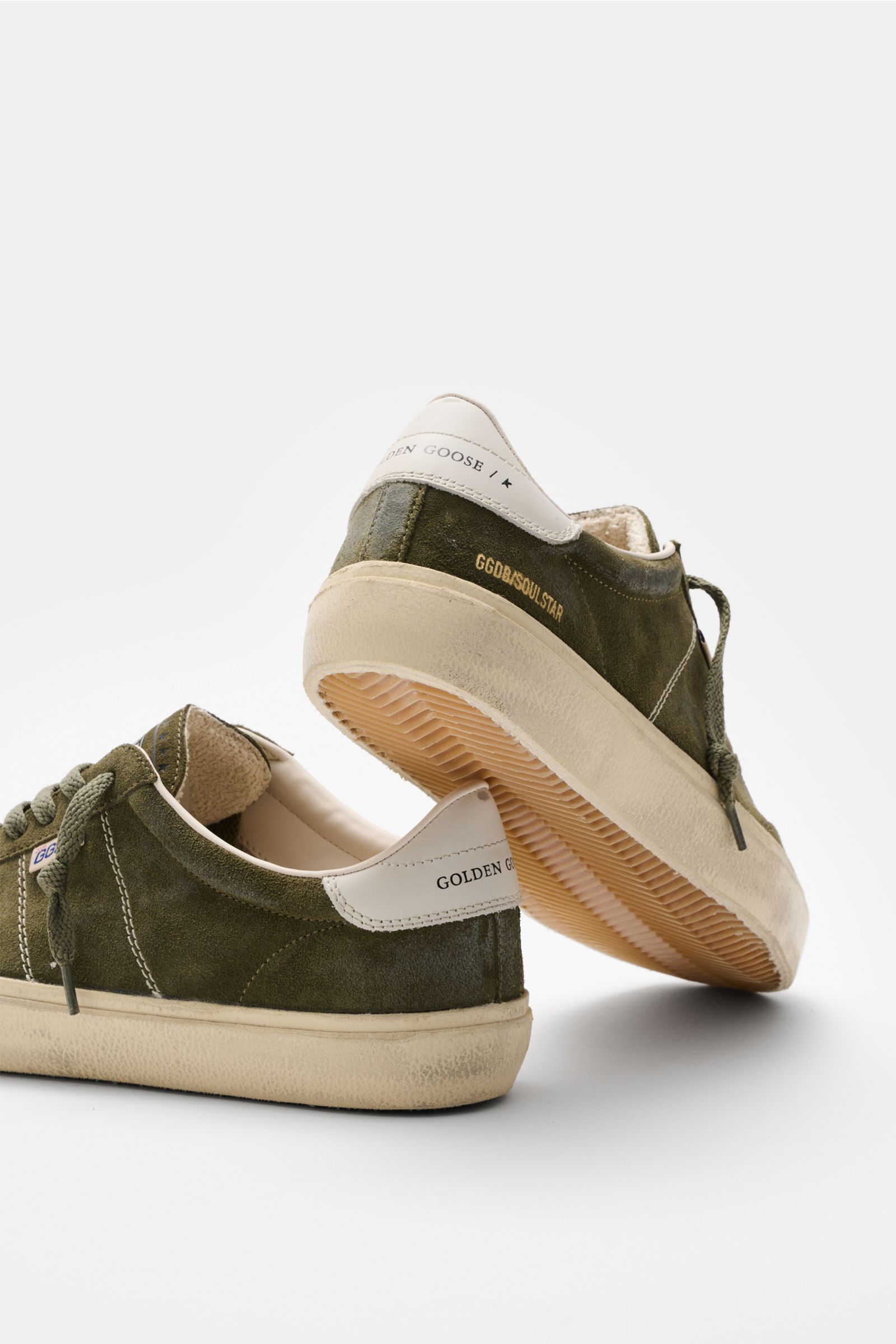 Golden Goose Sneaker 'Soul Star' dark olive im ikonischen Retro-Style, Veloursleder, Vintage-Finish, schmale Silhouette, Sieben-Loch-Schnürung, Logo an Ferse, gepolsterter Schaftrand, Leder/Textilfutter, Gummisohle in Used-Optik, seitliche und untere Pers