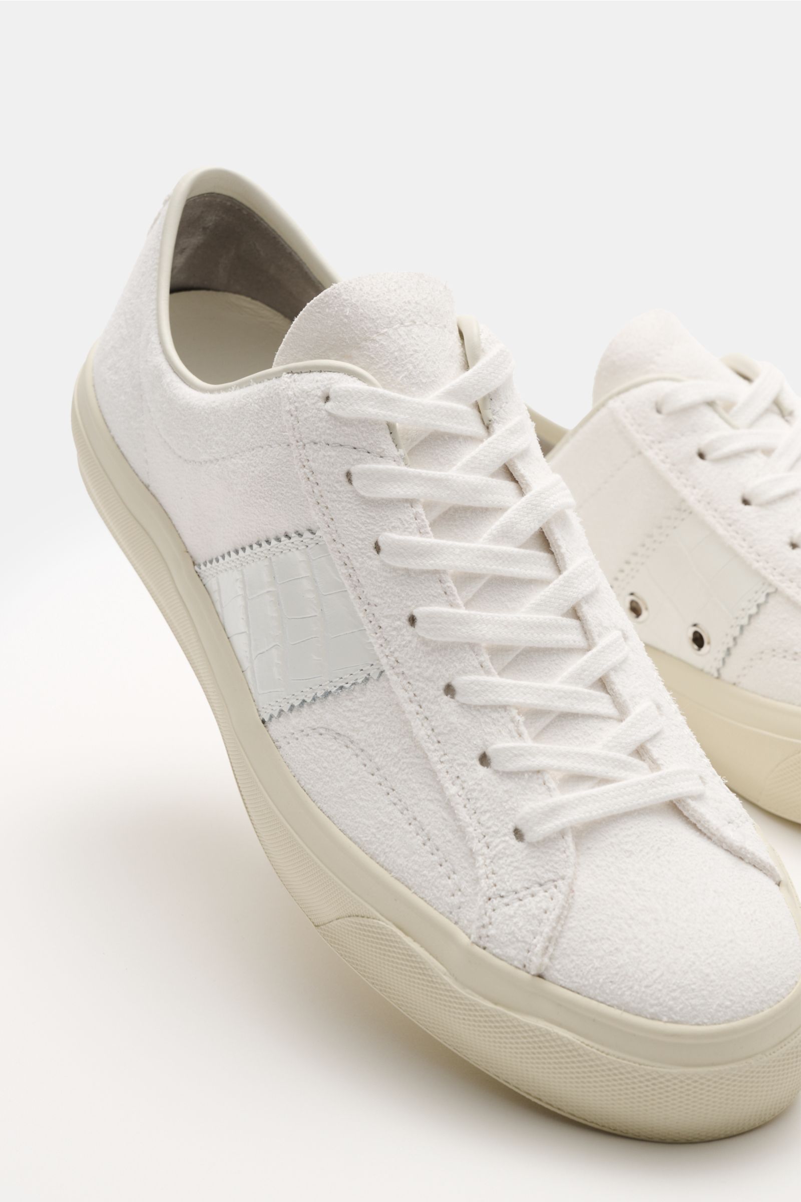 Front-side view of Tom Ford Sneaker offwhite in luxurious suede with embossed smooth leather overlays, round toe, and seven-eyelet lacing.

Cooler Luxus-Sneaker von TOM FORD: Das in Italien gefertigte Modell aus edlem Kalbleder überzeugt mit seiner kla