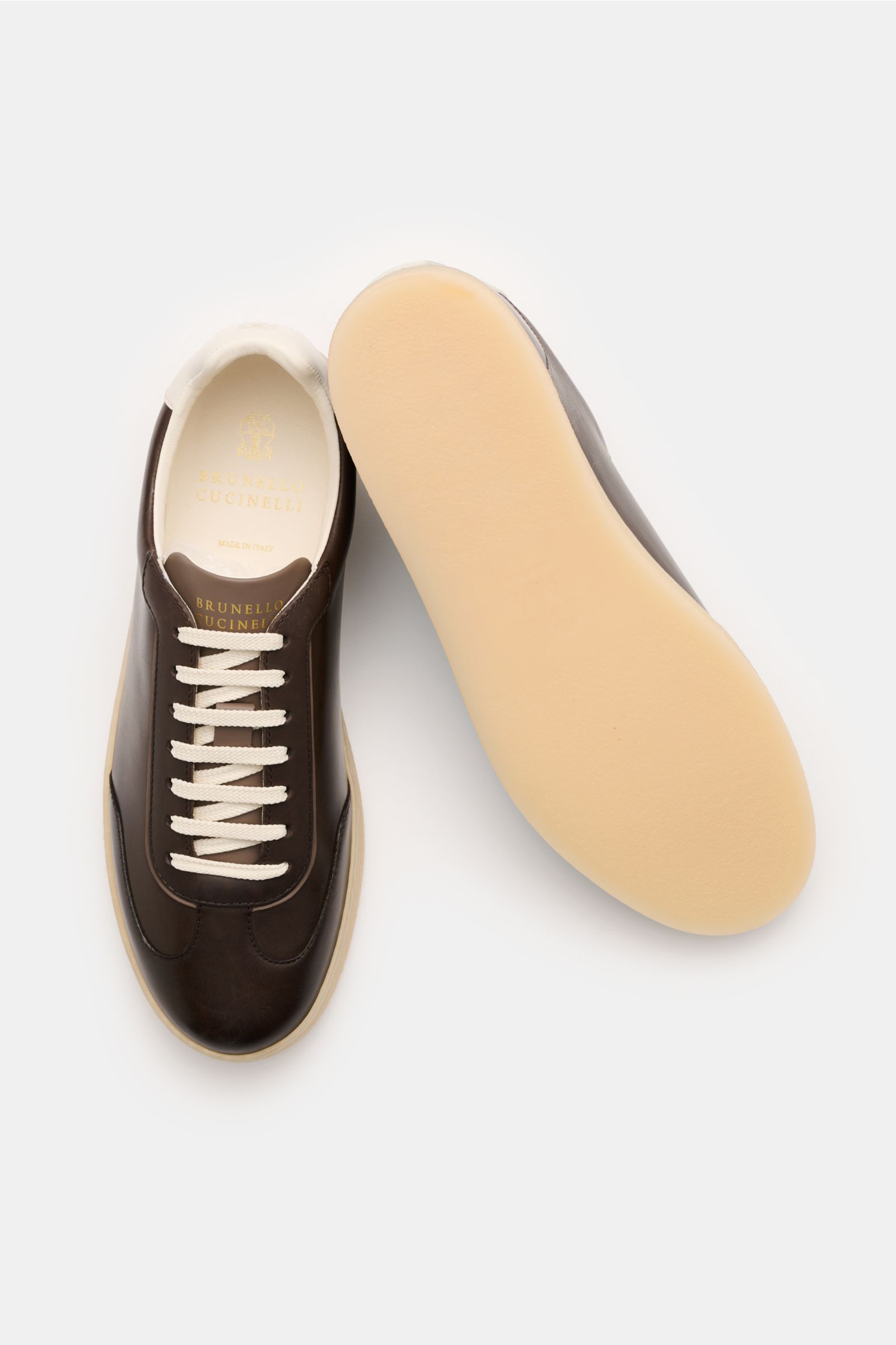 Brunello Cucinelli Sneaker dunkelbraun, von oben fotografiert, geschmeidiges Leder, schmal zulaufend, Flügelkappe, sieben-Loch-Schnürung, gepolsterter Schaftrand, Gummisohle.