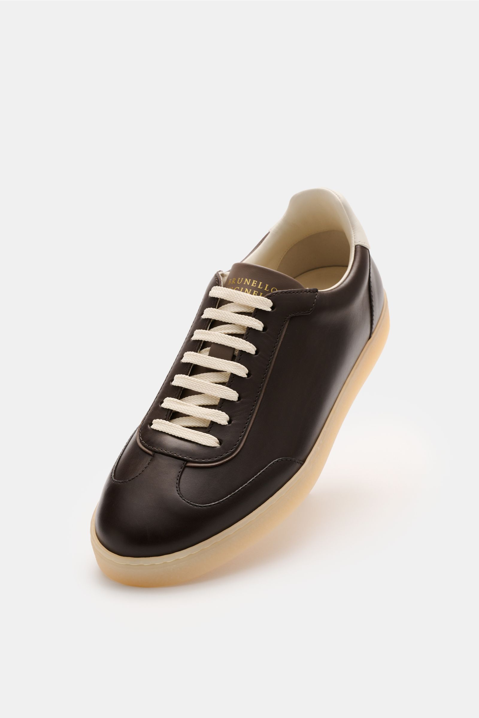Brunello Cucinelli Sneaker dunkelbraun aus geschmeidigem Leder, retro, minimalistisch, seitliche Ansicht mit weißer Schnürung, Gummi-Laufsohle.