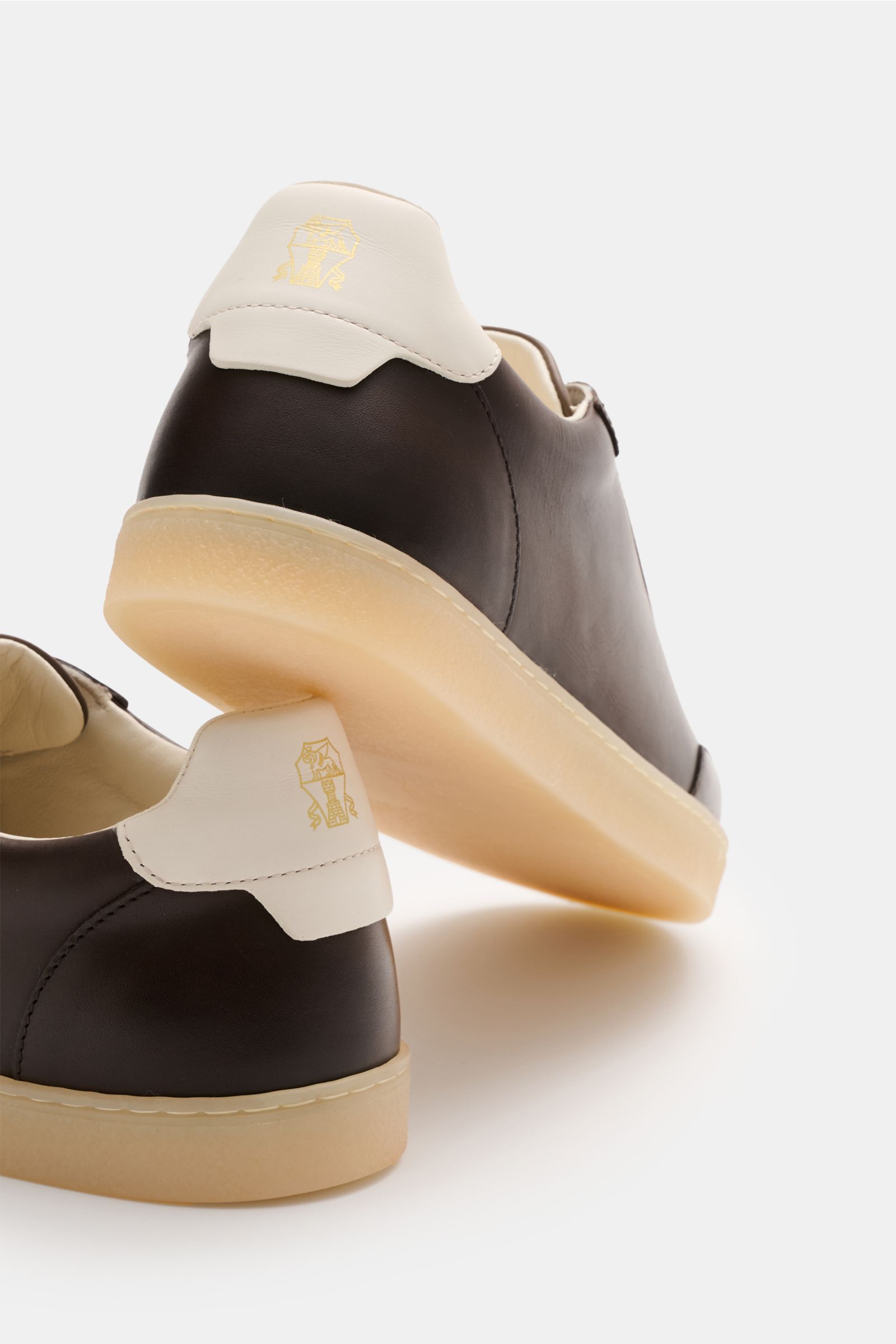 Brunello Cucinelli Sneaker dunkelbraun, Rückansicht schräg von hinten, geschmeidiges Leder, weiße Flügelkappe, Gummisohle, gepolsterter Schaftrand.