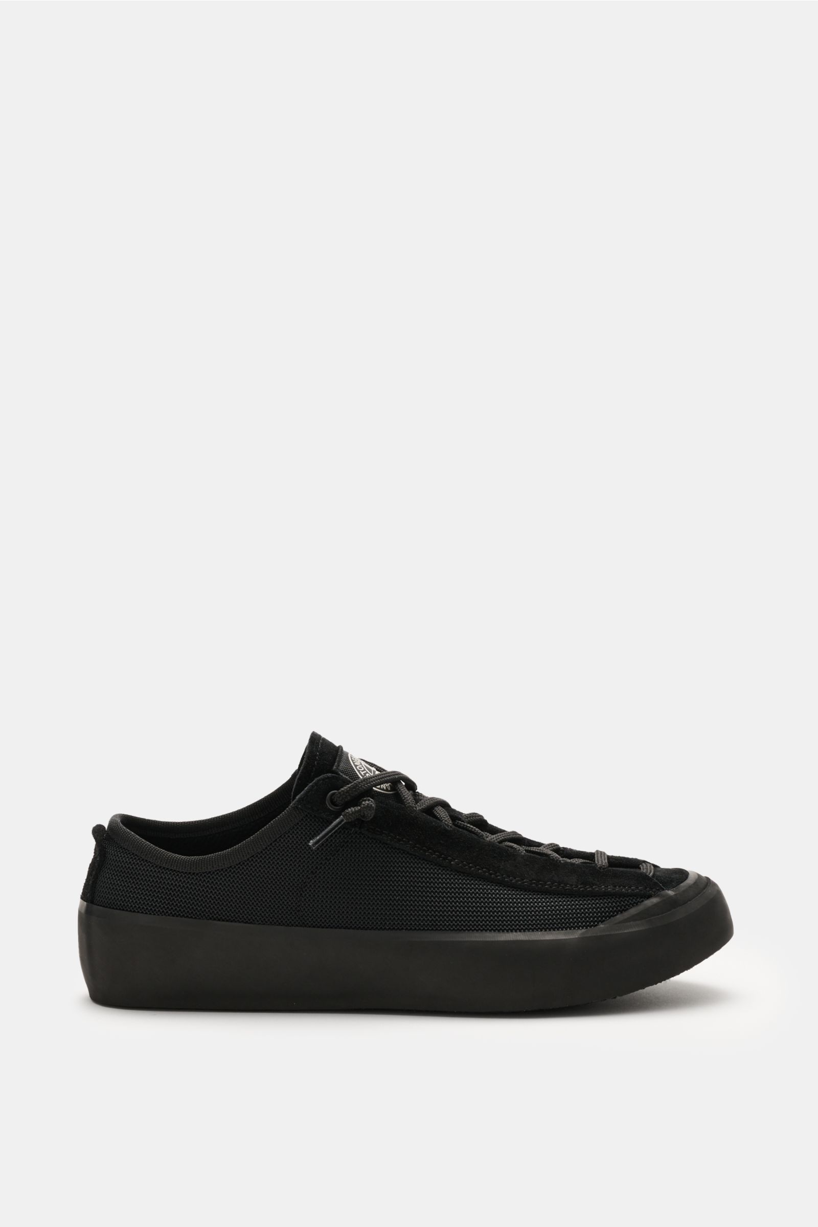 Stone Island Sneaker schwarz aus Mesh, Veloursleder und Gummi seitlich fotografiert mit robuster Gummisohle und sieben-Loch-Schnürung.
