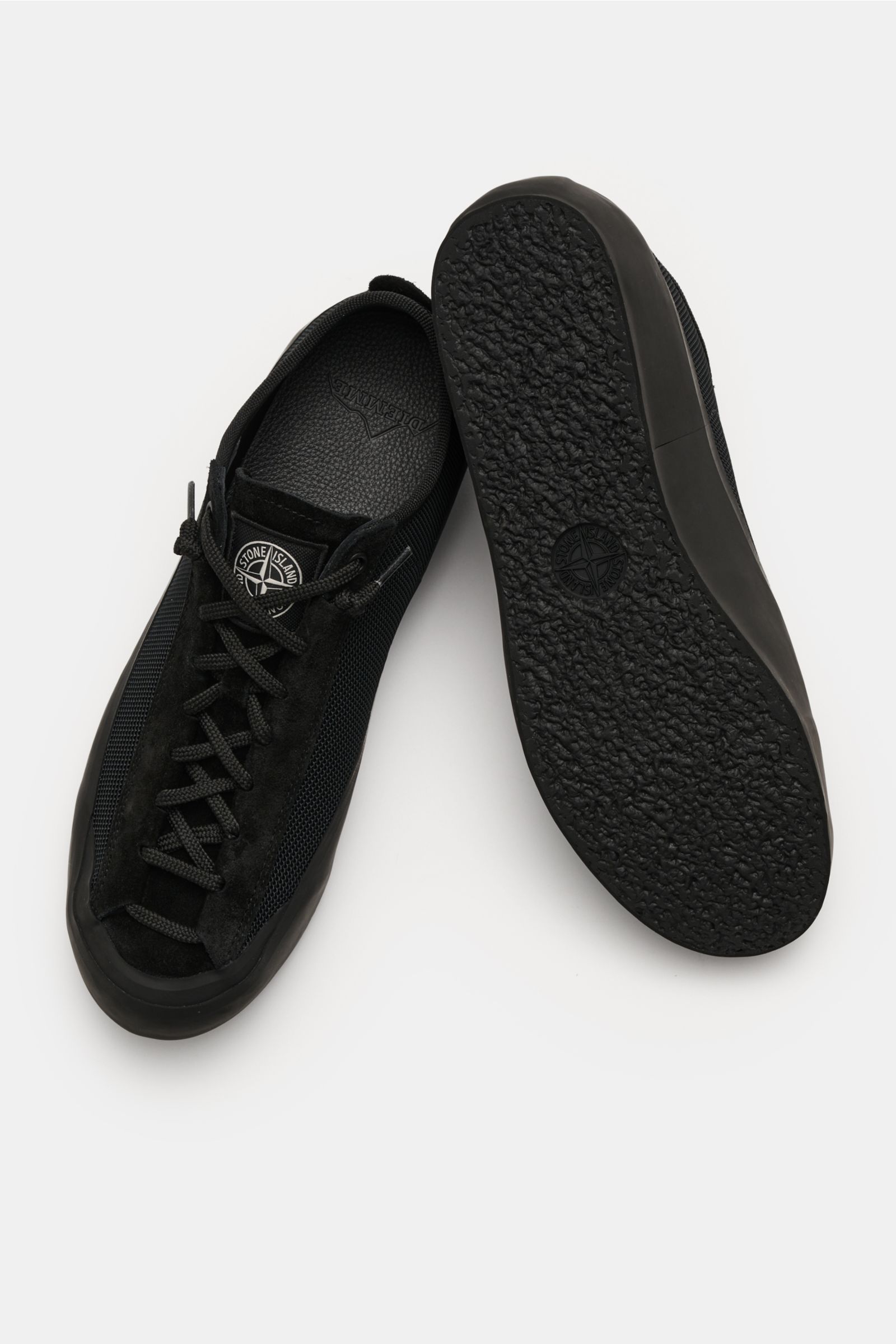 Stone Island Sneaker schwarz aus Veloursleder, Mesh und Gummi, vorne mit runder Kappe, sieben-Loch-Schnürung, Gummisohle, von oben und Sohle sichtbar.