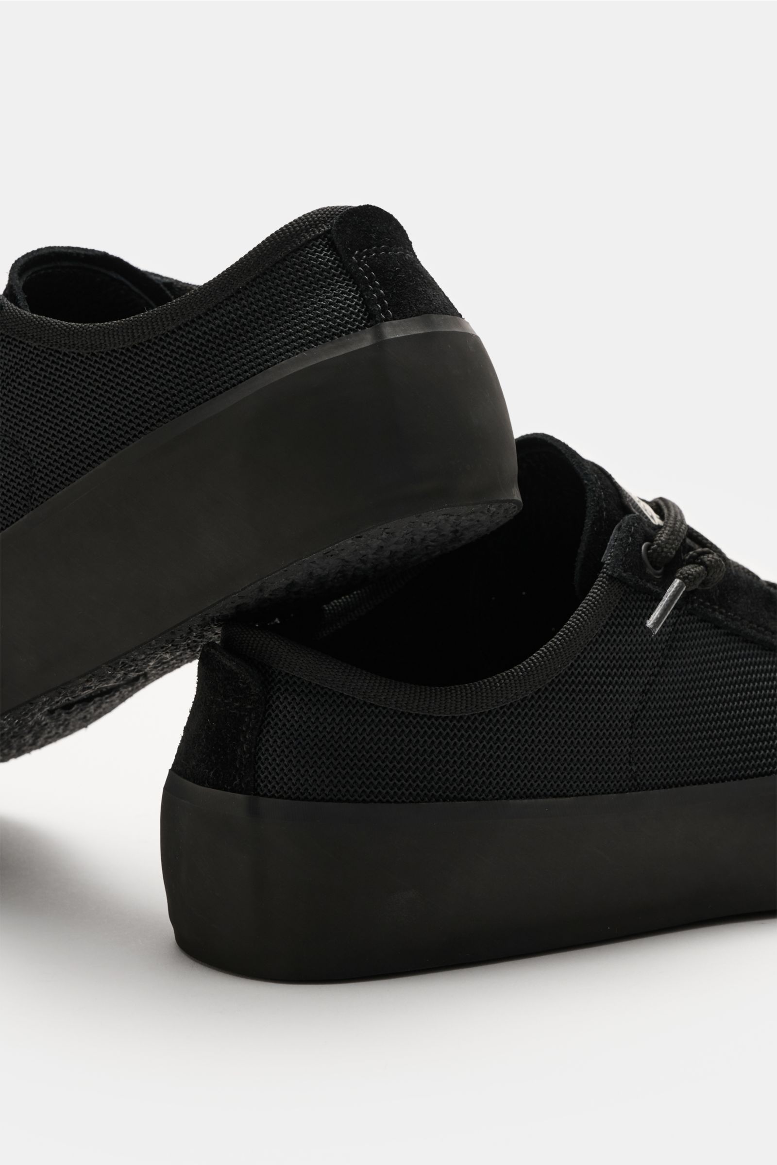 Stone Island Sneaker schwarz, leichter Mesh-Schuh mit Veloursleder, runder Vorderkappe, sieben-Loch-Schnürung, Gummi-Gummierung, Lederfutter, robuste Sohle, seitliche Nahaufnahme.