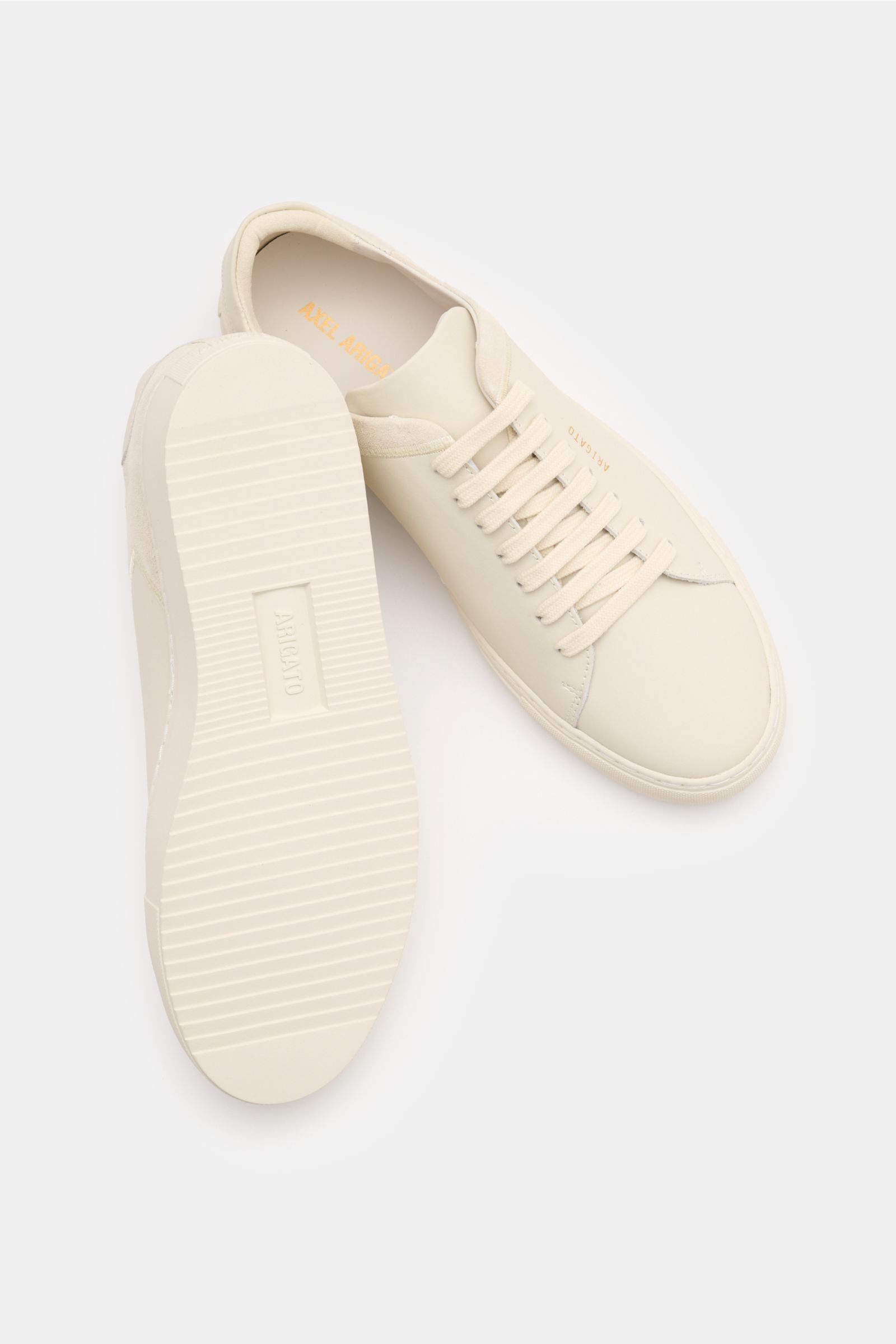 Axel Arigato Sneaker 'Clean 90 Split' creme, seitlich oben fotografiert, Glatt- und Veloursleder, runde Kappe, goldene Prägung.