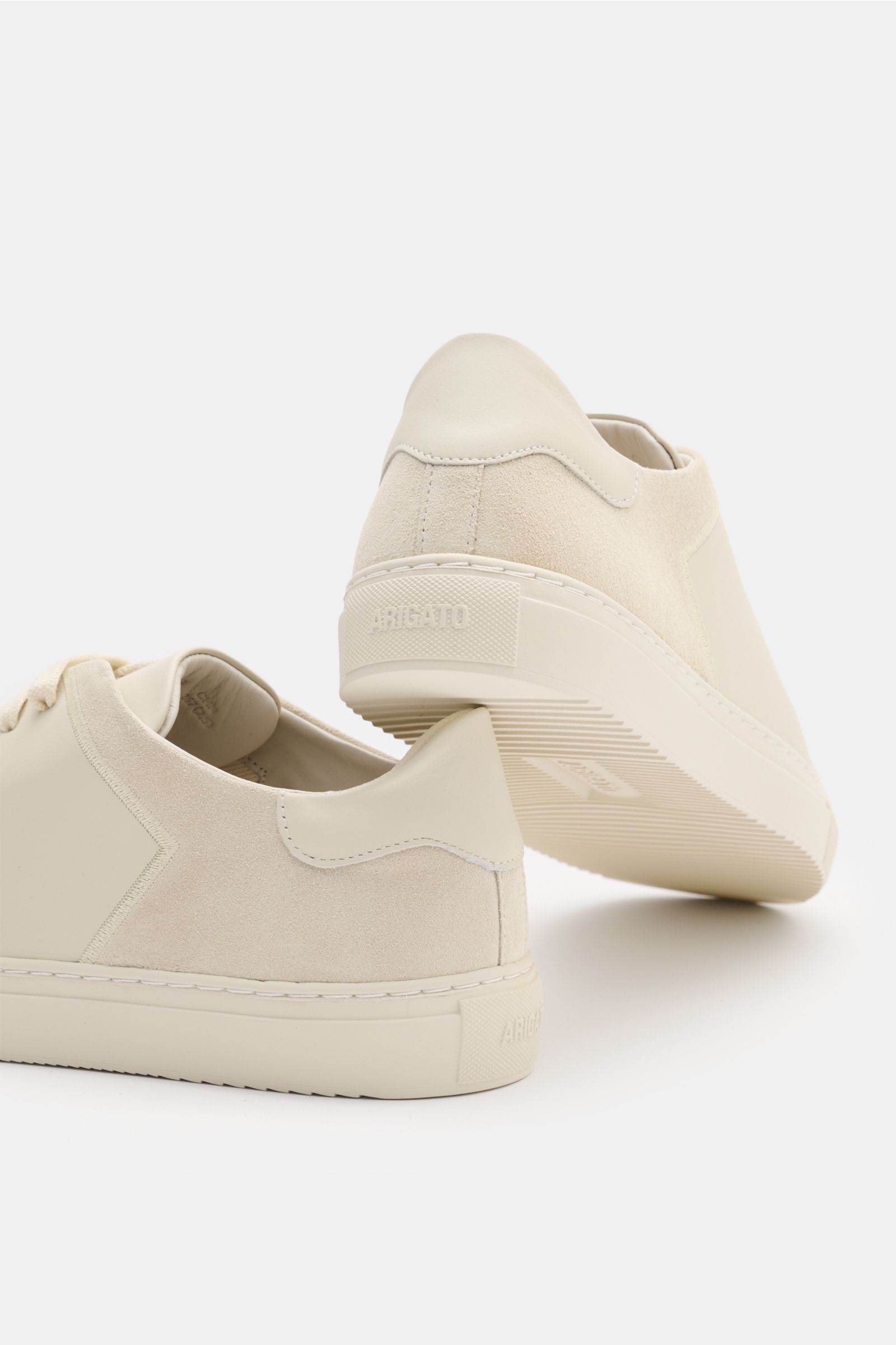 Axel Arigato Sneaker 'Clean 90 Split' creme, Rückansicht, Mix aus Glatt- und Veloursleder, gepolsterter Schaftrand, flexible Gummisohle.