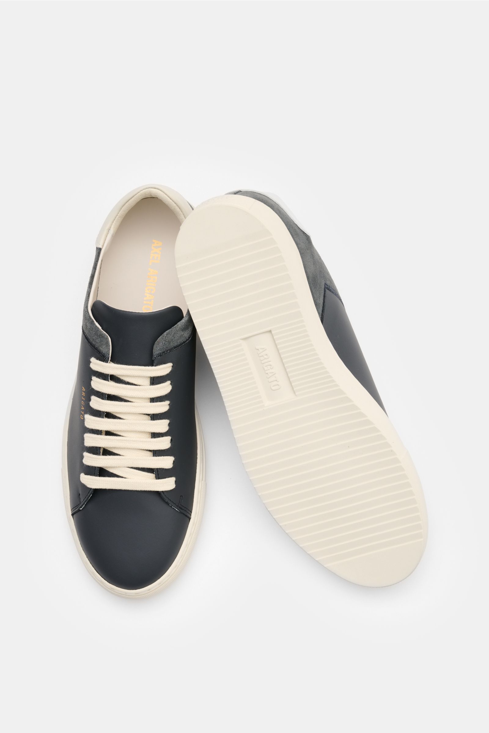 Axel Arigato Sneaker 'Clean 90 split' schwarz/offwhite, aus Glatt- und Veloursleder, sieben-Loch-Schnürung, runde Vorderkappe, Ansicht von oben und Sohlenunterseite.