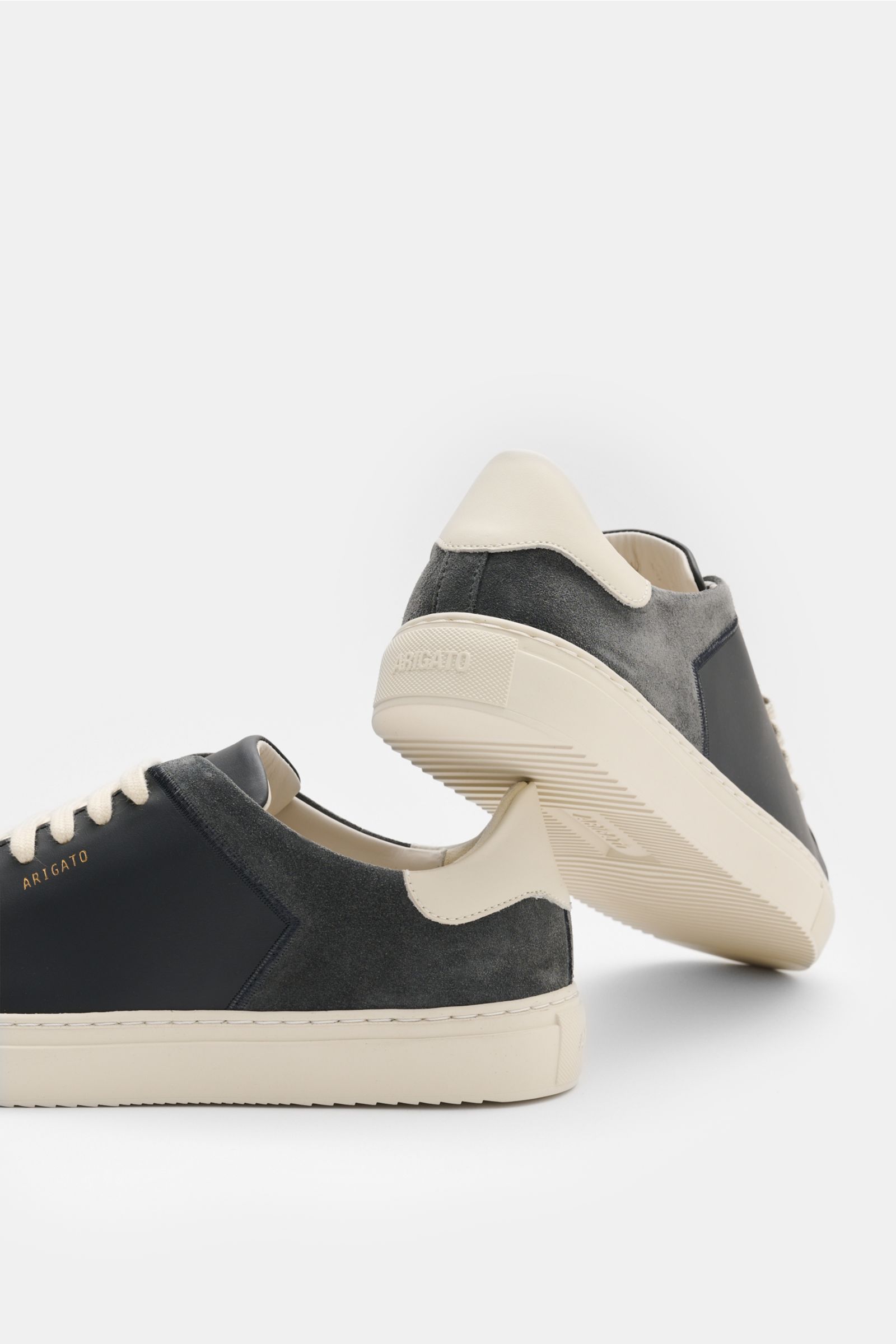 Axel Arigato Sneaker 'Clean 90 split' schwarz/offwhite, seitliche und rückwärtige Perspektive, Glatt- und Veloursledermix, goldene Prägung.