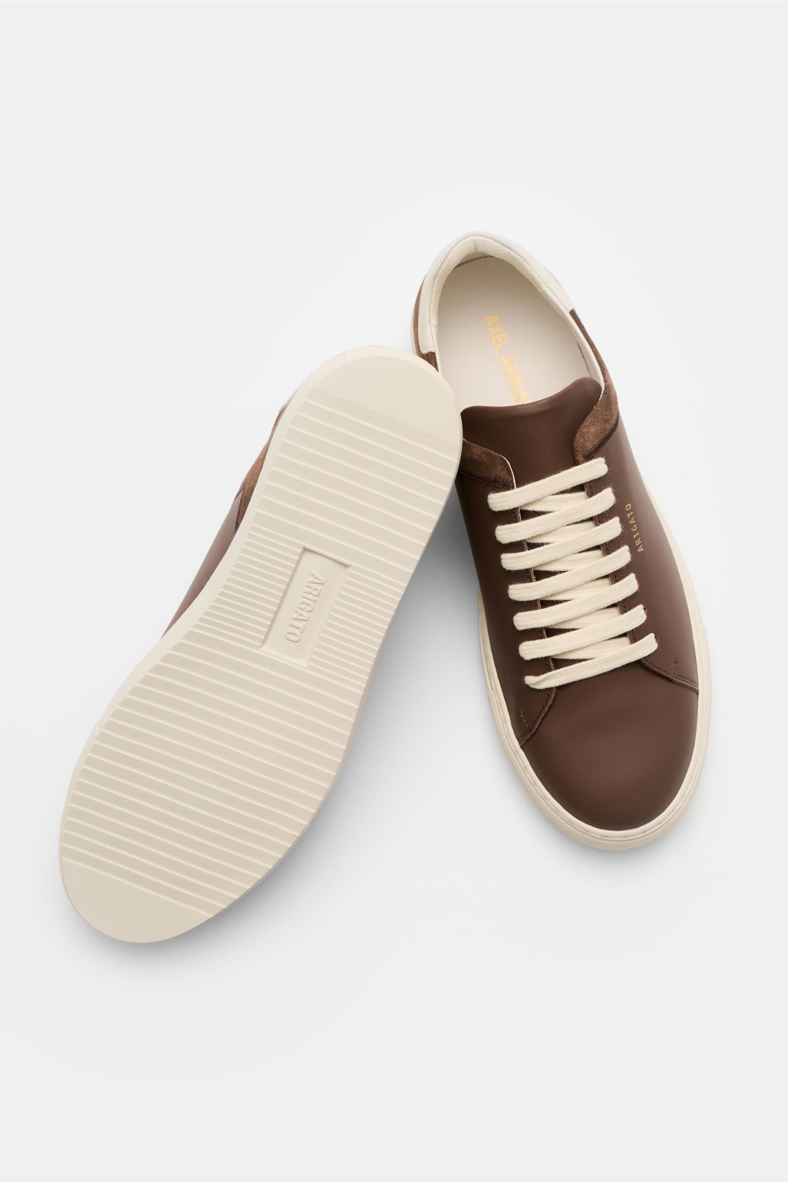 Axel Arigato Sneaker 'Clean 90 Split' braun/offwhite, von oben und seitlich, Glatt- und Veloursleder, runde Kappe, sieben-Loch-Schnürung, goldene Prägung, gepolsterter Schaftrand, Lederfutter, flexible Gummisohle.