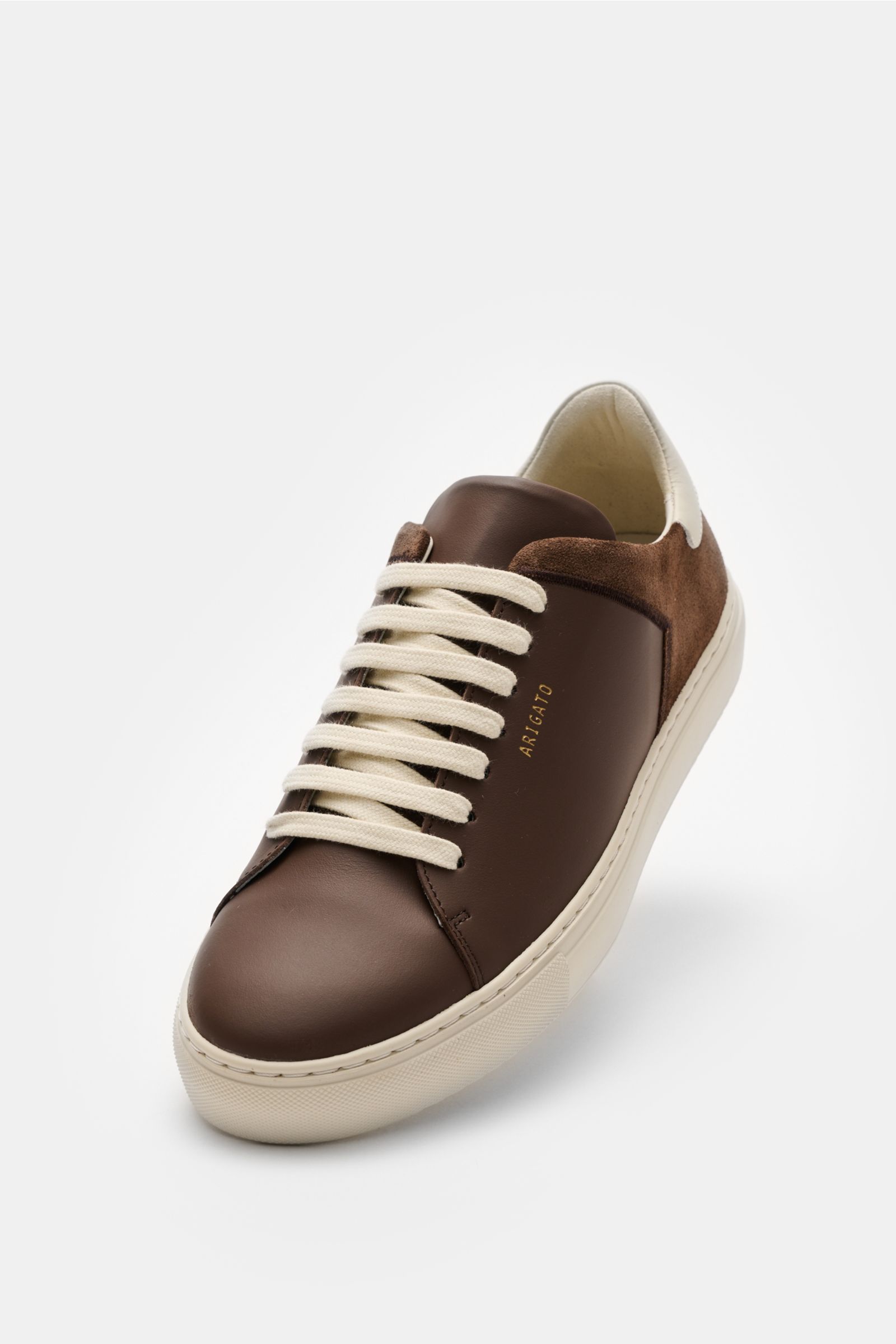 Axel Arigato Sneaker 'Clean 90 Split' braun/offwhite, frontal aus schräger Perspektive, Glatt- und Veloursledermix, runde Vorderkappe, sieben-Loch-Schnürung, goldfarbene Label-Prägung, gepolsterter Schaftrand, Leder-Innenfutter, flexible Gummisohle.