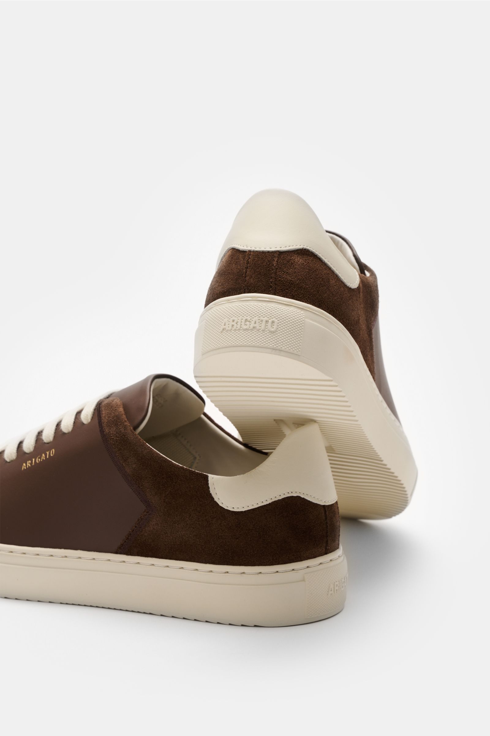 Axel Arigato Sneaker 'Clean 90 Split' braun/offwhite, seitliche und hintere Perspektive, Glatt- und Veloursleder, goldene Prägung, gepolstert, flexible Sohle.