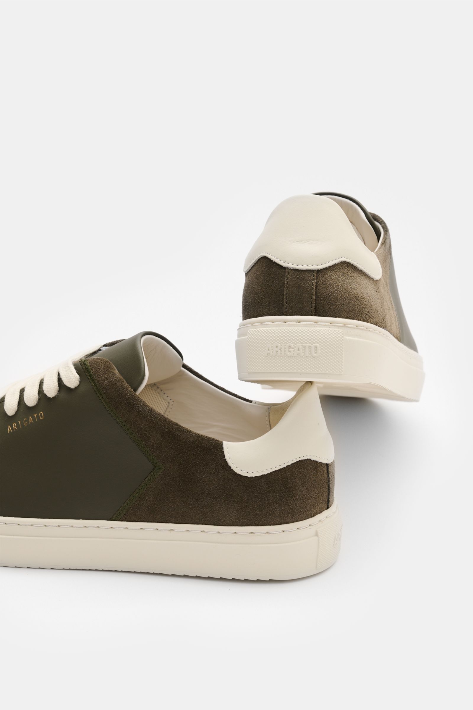 Axel Arigato Sneaker 'Clean 90 split' dark olive/offwhite, seitlich und hinten, Glatt- und Veloursleder, goldene Prägung, flexible Sohle.
