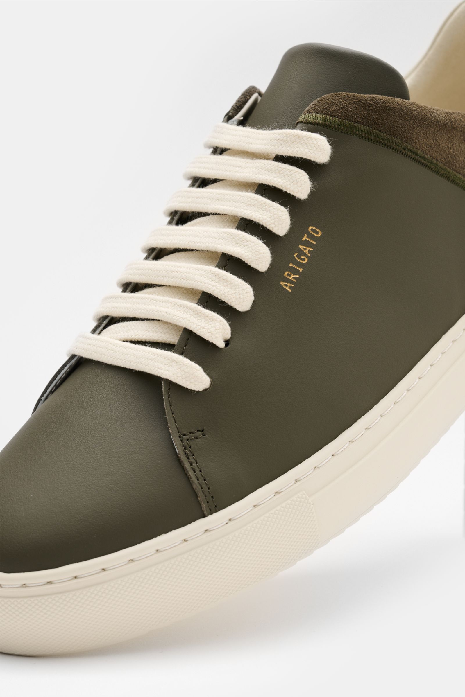 Axel Arigato Sneaker 'Clean 90 split' dark olive/offwhite in Nahaufnahme von vorne, Glatt- und Veloursleder, sieben-Loch-Schnürung, goldfarbene Prägung.