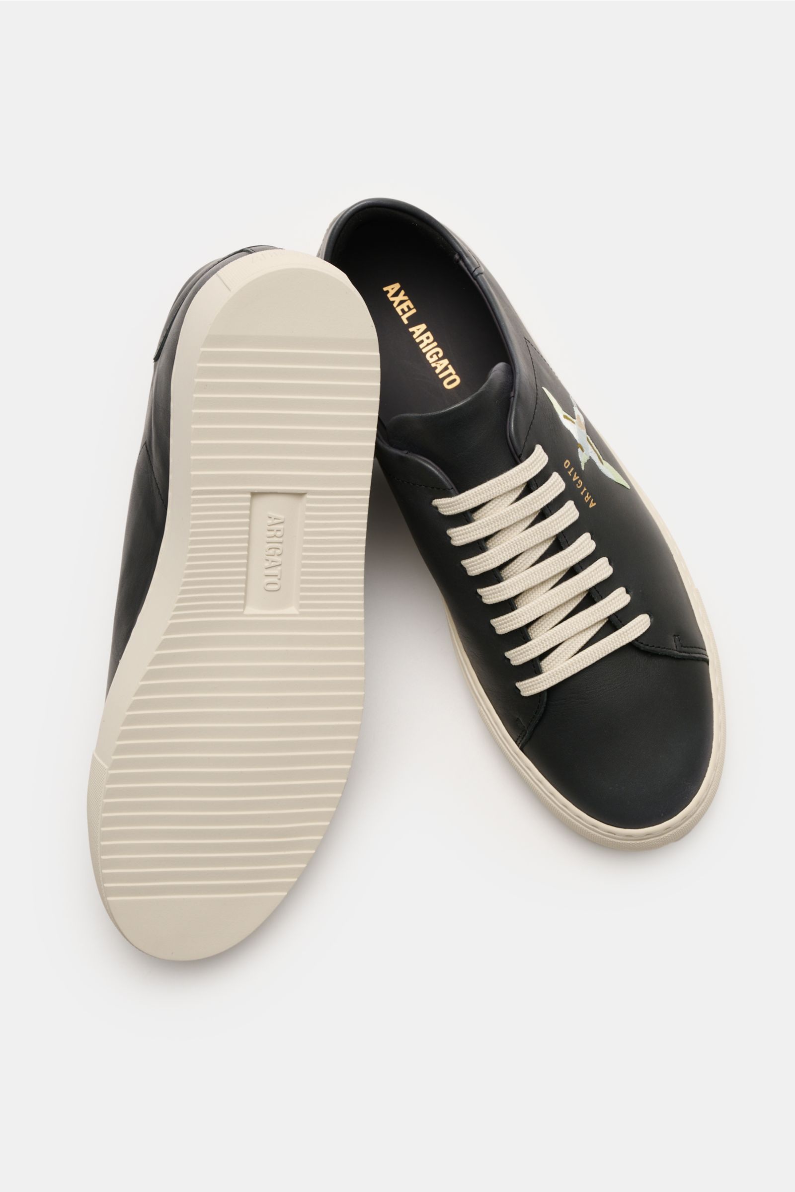 Axel Arigato Sneaker 'Clean 90 Bee Bird' schwarz/weiß, seitliche Frontansicht, Glattleder, Bee Bird Stickerei, weiße Sohle.