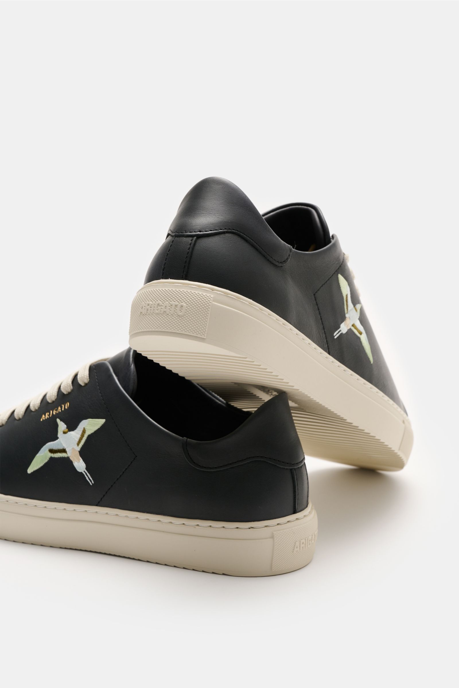 Axel Arigato Sneaker 'Clean 90 Bee Bird' schwarz/weiß, seitlich und von hinten, Glattleder, Bee Bird Stickerei, goldene Prägung, Gummisohle.