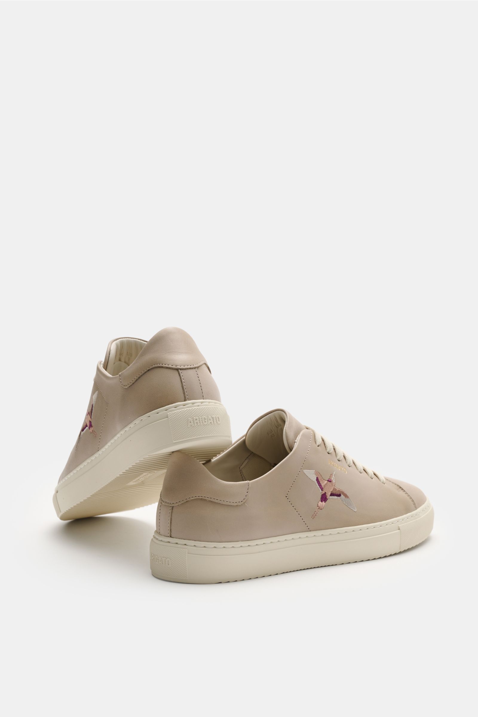 Beige/weißer Axel Arigato Sneaker 'Clean 90 Bee Bird' aus Glattleder mit sieben-Loch-Schnürung, Bee Bird-Stickerei, Lederfutter, Gummisohle, Rückansicht.