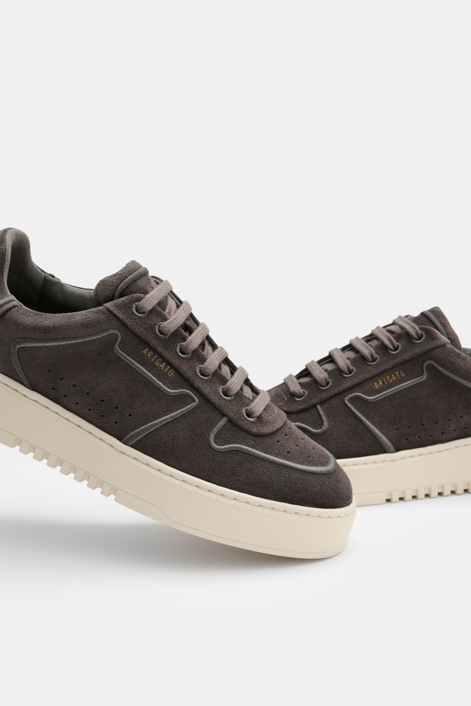 Axel Arigato Sneaker 'Orbit Vintage Embroidery' dunkelgrau aus feinem Veloursleder, tonale Overlays, runde Vorderkappe, Gummisohle, seitliche Ansicht.