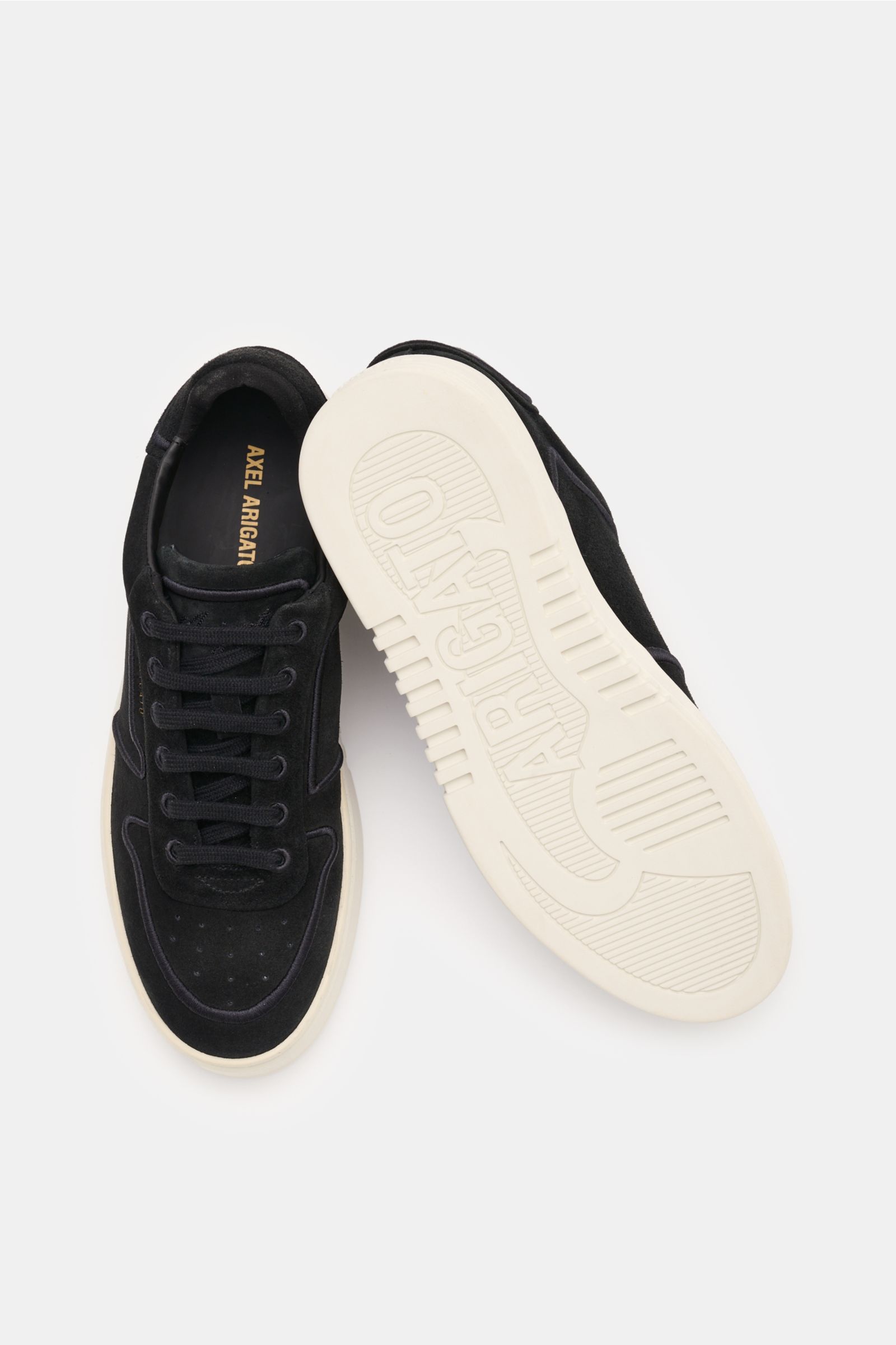 Axel Arigato Sneaker 'Orbit Vintage Embroidery' schwarz, Veloursleder, von oben fotografiert, mit weißer Gummisohle, tonalen Stitchings.