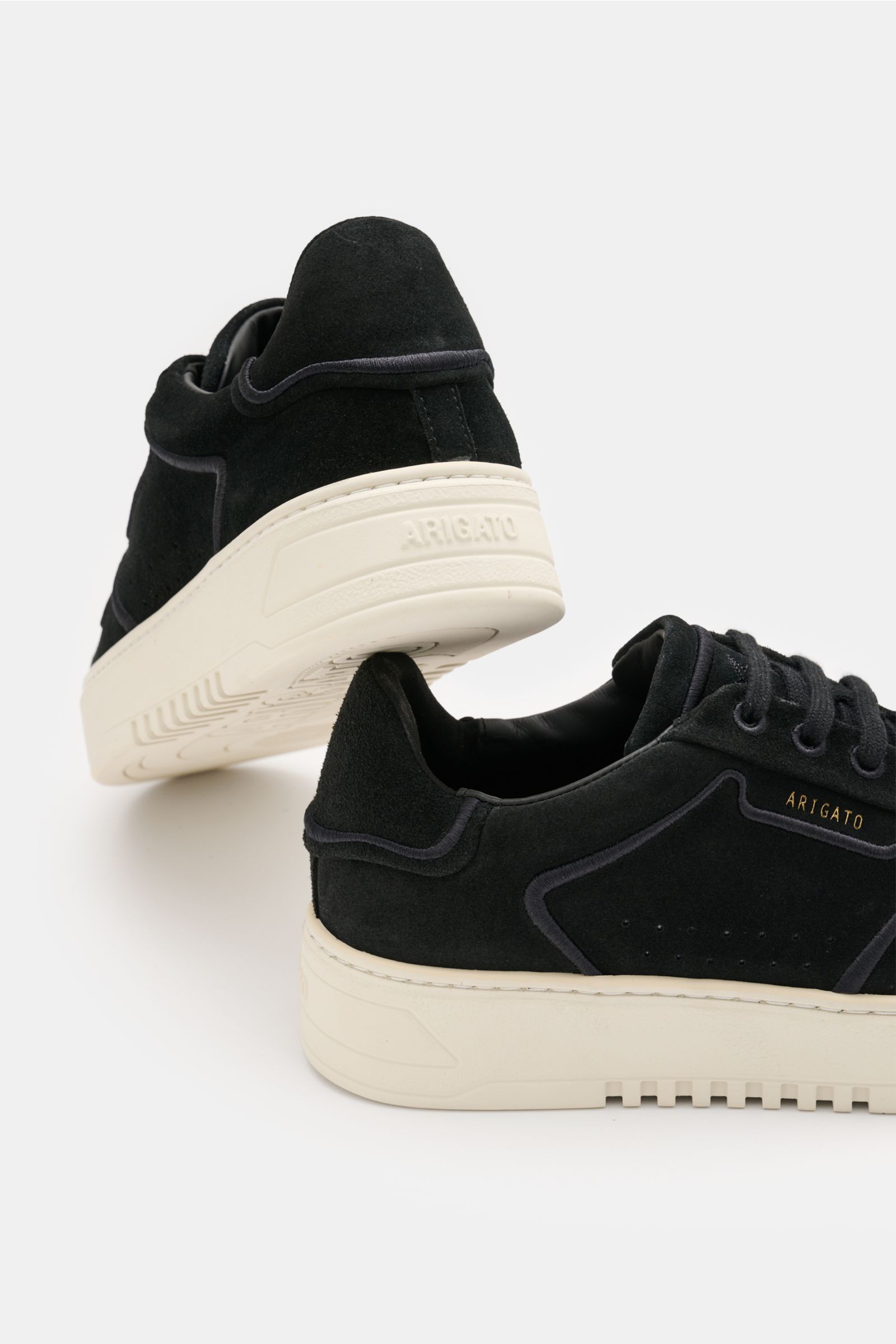 Axel Arigato Sneaker 'Orbit Vintage Embroidery' schwarz aus Veloursleder, seitlich und von hinten mit tonalen Stitchings und weißer Gummisohle.