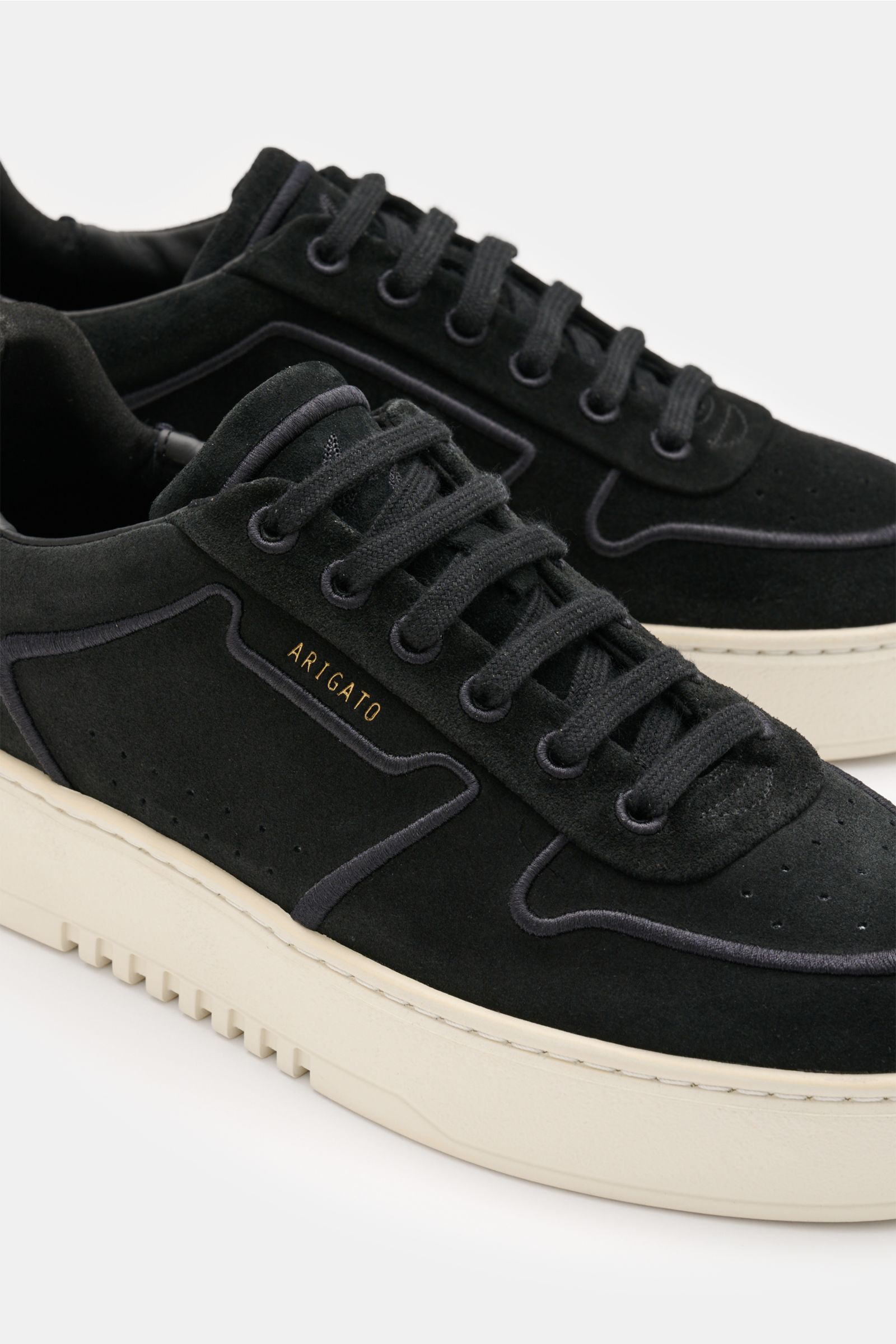 Axel Arigato Sneaker 'Orbit Vintage Embroidery' schwarz, seitlich nah, Veloursleder, tonale Stitchings, goldfarbene Prägung, weiße Gummisohle.