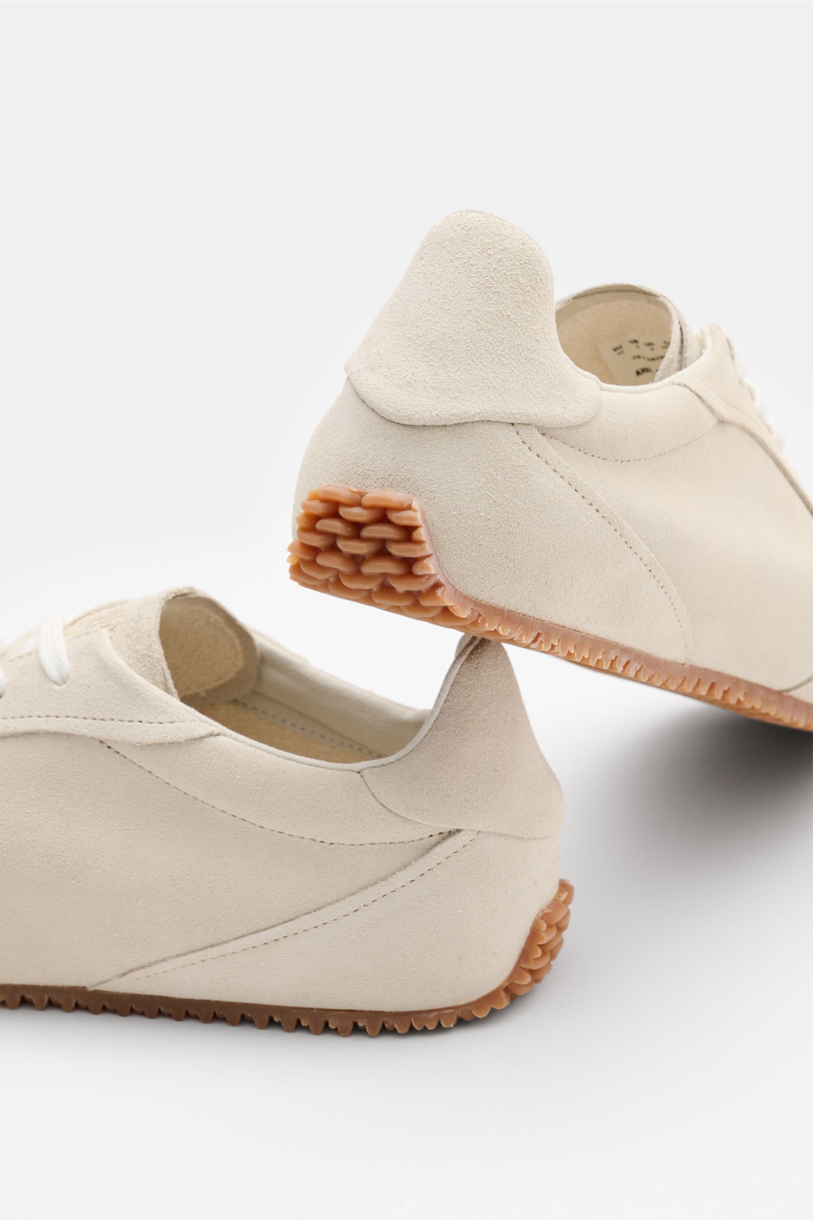 Axel Arigato Sneaker 'Daze Runner' beige aus Veloursleder, flaches Profil, gepolsterter Schaftrand, Frottee-Innenfutter, flexible Gummisohle, Rückansicht.