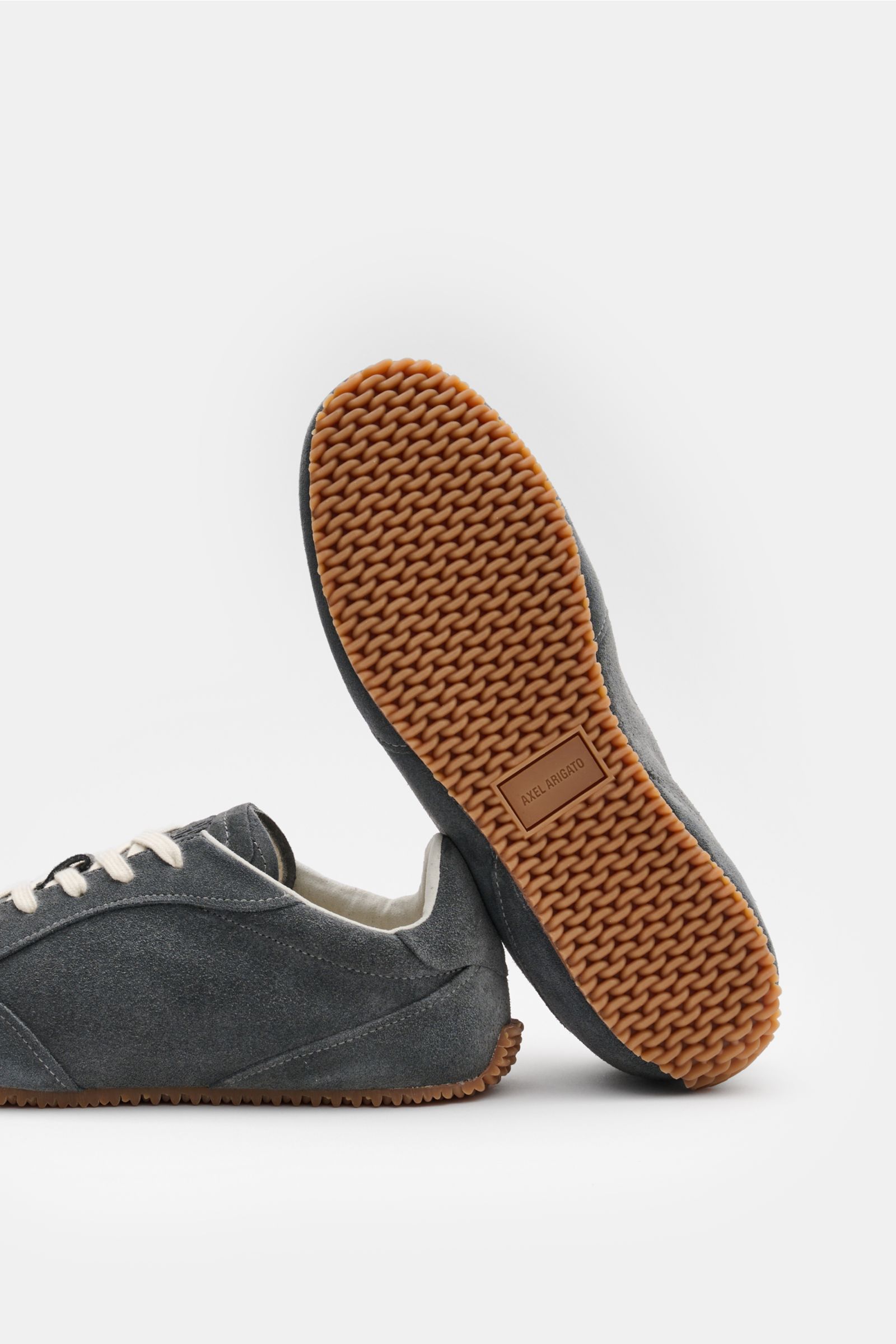 Axel Arigato Sneaker 'Daze Runner' dunkelgrau, handgefertigt aus Veloursleder, seitlich und Sohle mit Profil von unten fotografiert.