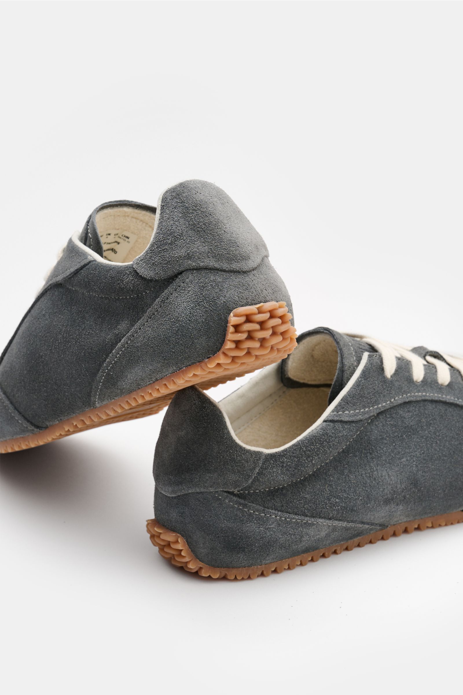 Axel Arigato Sneaker 'Daze Runner' dunkelgrau aus Veloursleder, von hinten und seitlich fotografiert, mit gepolstertem Schaftrand, Frottee-Innenfutter und flexibler Gummisohle.