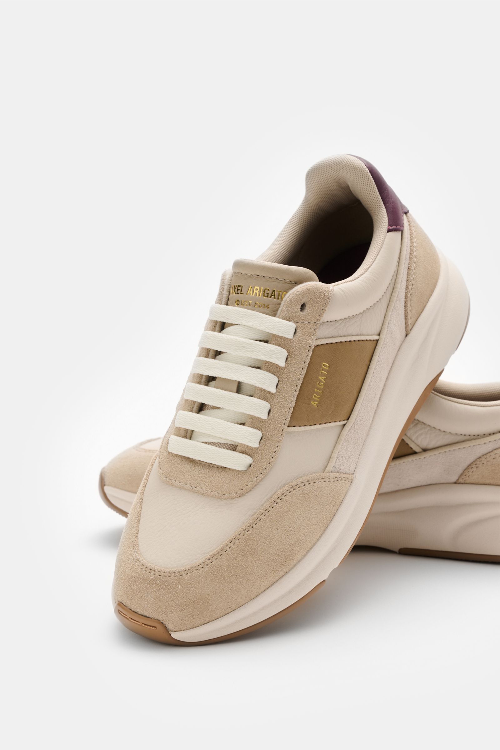 Front-side view of Axel Arigato Sneaker 'Genesis Neo Runner' sand/beige in velour and smooth leather with tonal overlays and gold label.


Diese