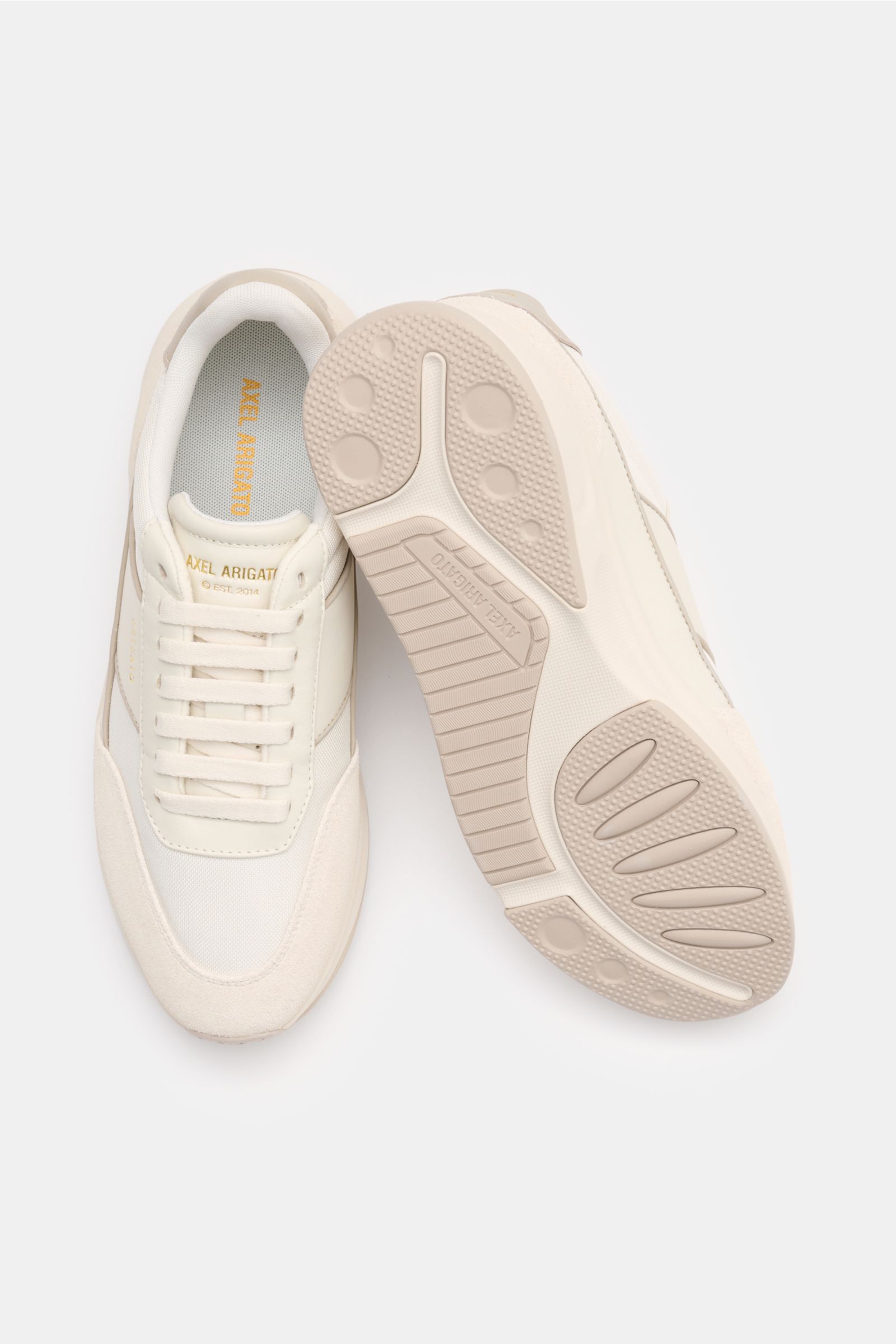 Axel Arigato Sneaker 'Genesis Neo Runner' beige/offwhite, von oben fotografiert, Velours- und Glattleder, flexible Gummisohle, goldfarbene Label-Prägung, gepolsterter Schaftrand, Lederinnenfutter, sieben-Loch-Schnürung, runde perforierte Vorderkappe.