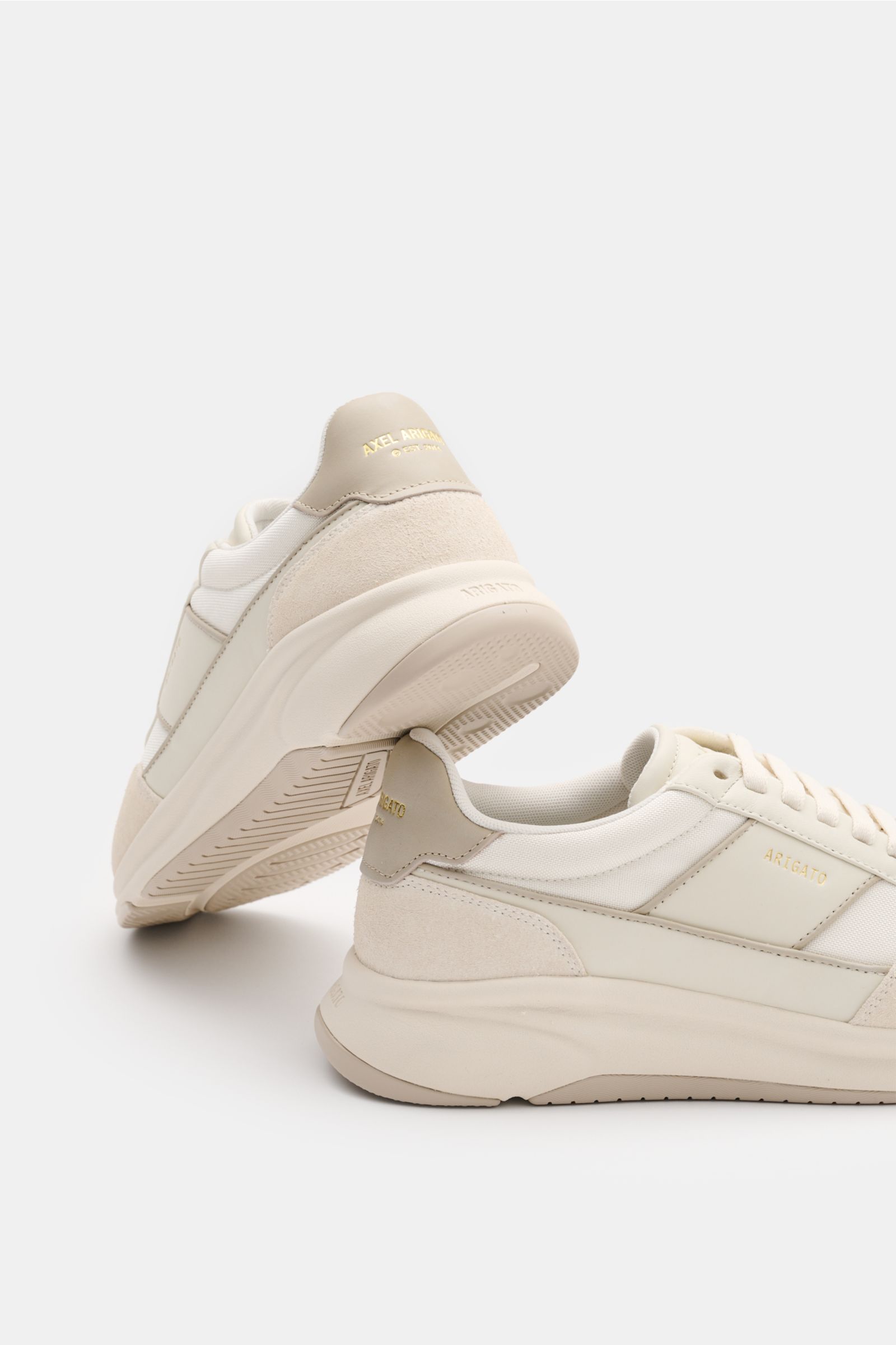 Axel Arigato Sneaker 'Genesis Neo Runner' beige/offwhite, Seiten- und Rückansicht, Velours- und Glattleder, tonale Overlays, Perforationen, goldfarbene Prägung.