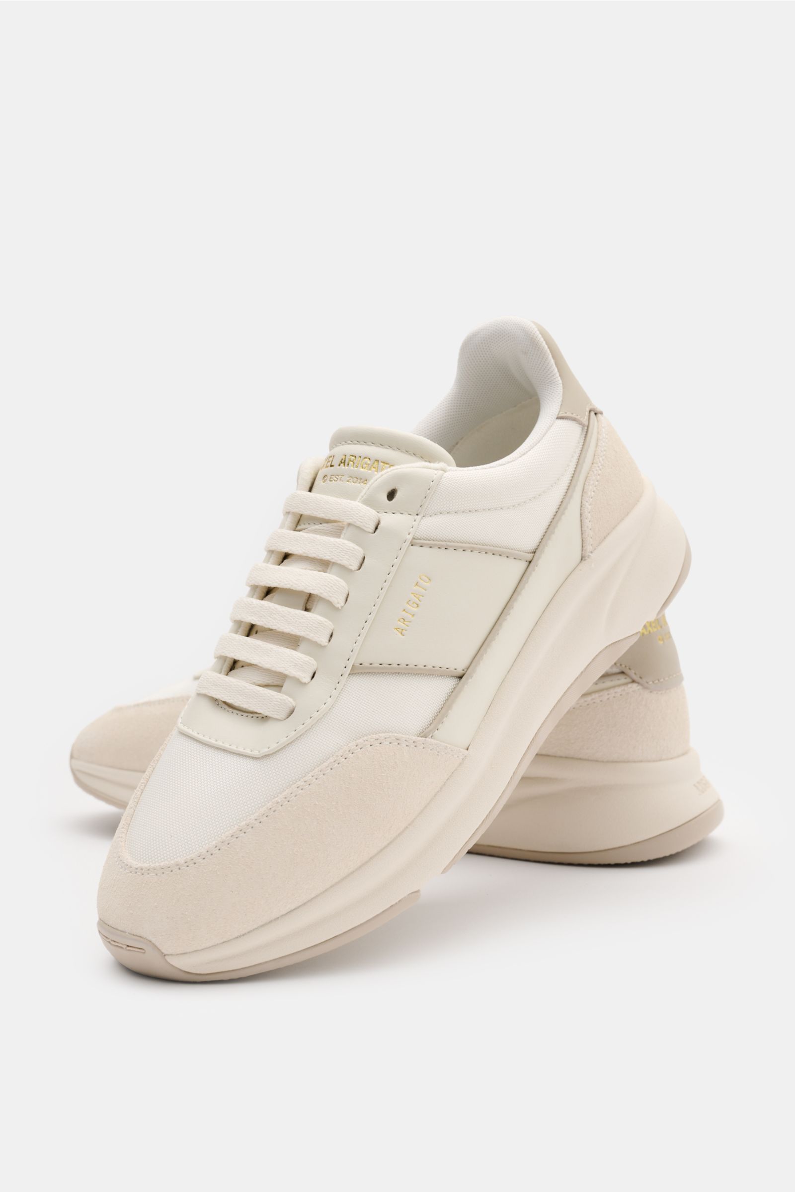 Axel Arigato Sneaker 'Genesis Neo Runner' beige/offwhite aus Velours- und Glattleder mit tonalen Overlays, von schräg vorne fotografiert.