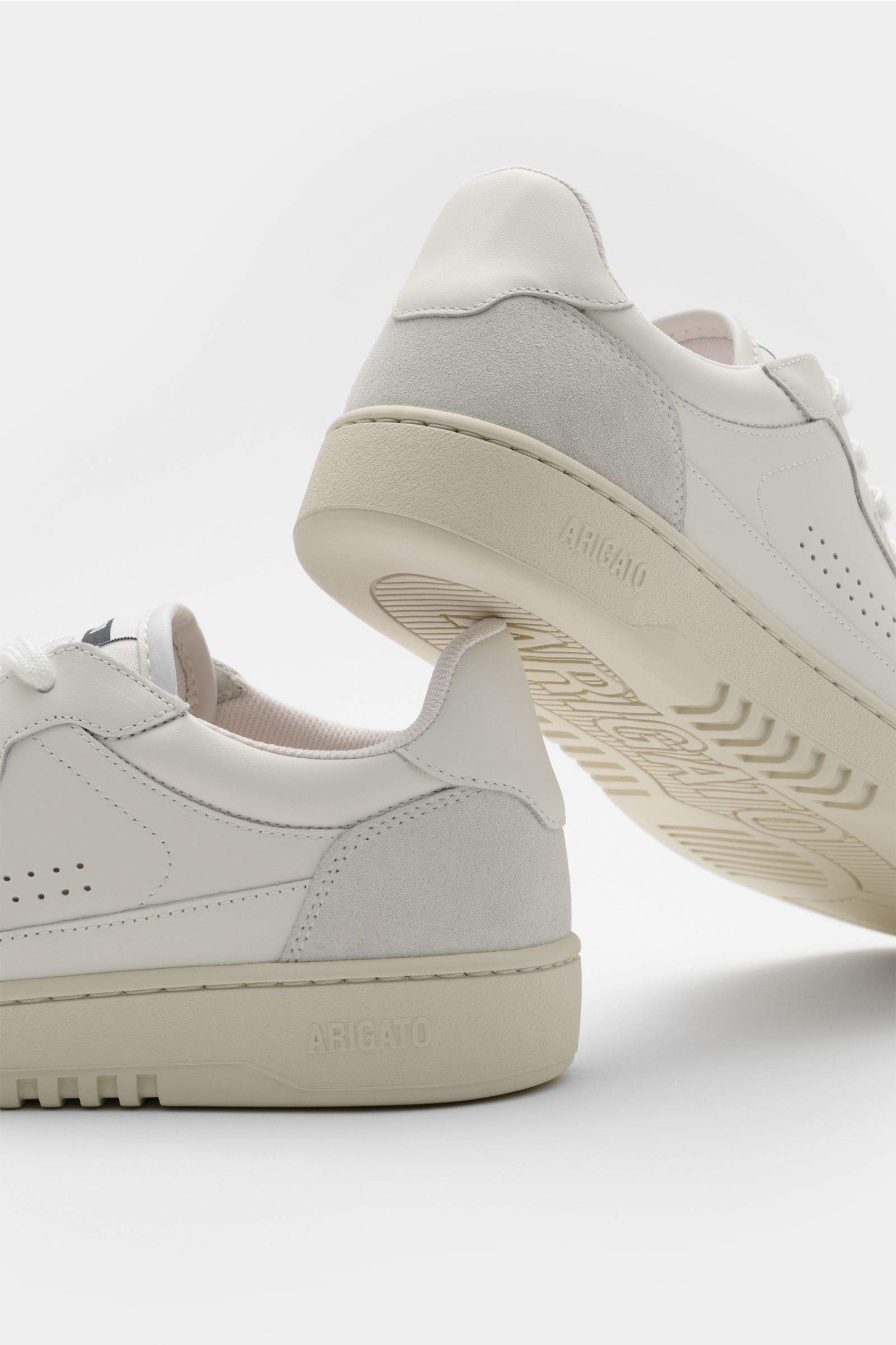 Axel Arigato Sneaker 'Dice Lo' weiß, seitliche Ansicht von hinten, aus Glattleder mit Nubuk-Overlays, runder Vorderkappe und flexibler Sohle.