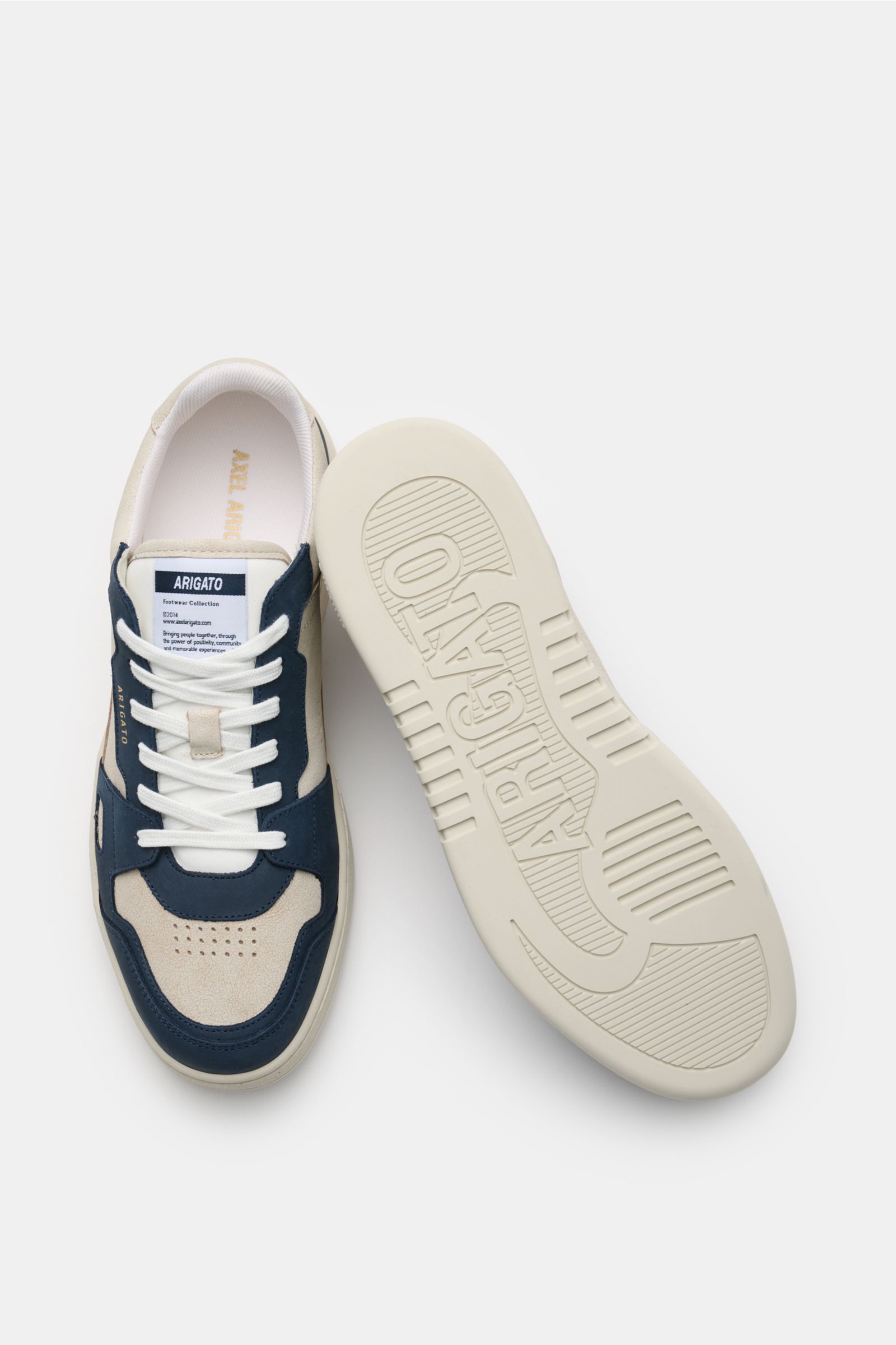 Axel Arigato Sneaker 'Dice Lo' beige/navy, von oben fotografiert, aus Glattleder mit Nubuk-Overlays, perforierter runder Vorderkappe und flexibler Gummisohle.