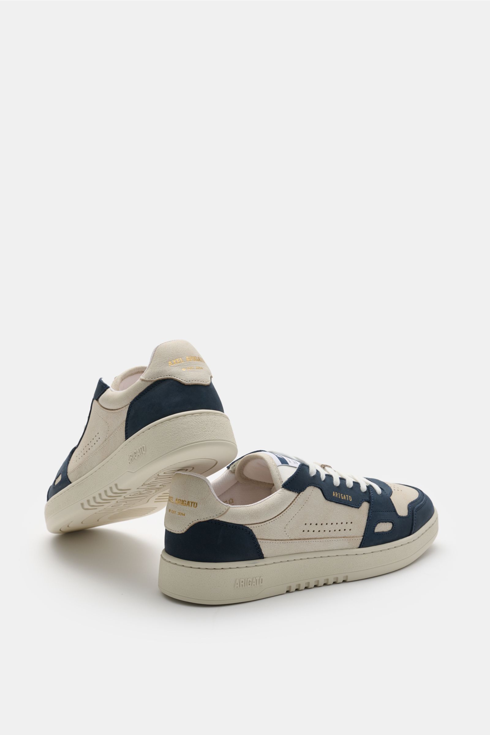 Axel Arigato Sneaker 'Dice Lo' beige/navy aus Glattleder mit Nubuk-Overlays, runder Vorderkappe, goldener Prägung, von hinten schräg fotografiert.