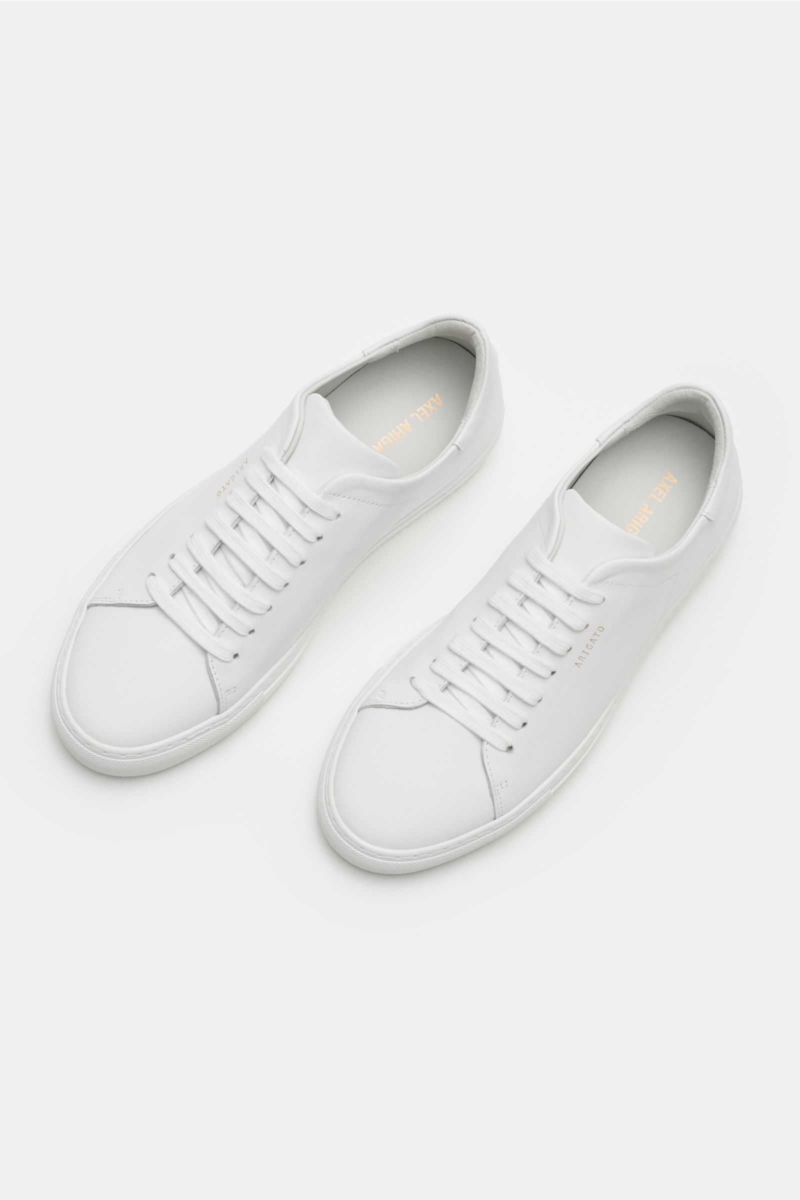 Axel Arigato Sneaker 'Clean 90' weiß, von oben fotografiert, aus hochwertigem Glattleder mit runder Vorderkappe, sieben-Loch-Schnürung, goldfarbener Prägung, gepolstertem Schaftrand, Lederfutter und flexibler Gummisohle.