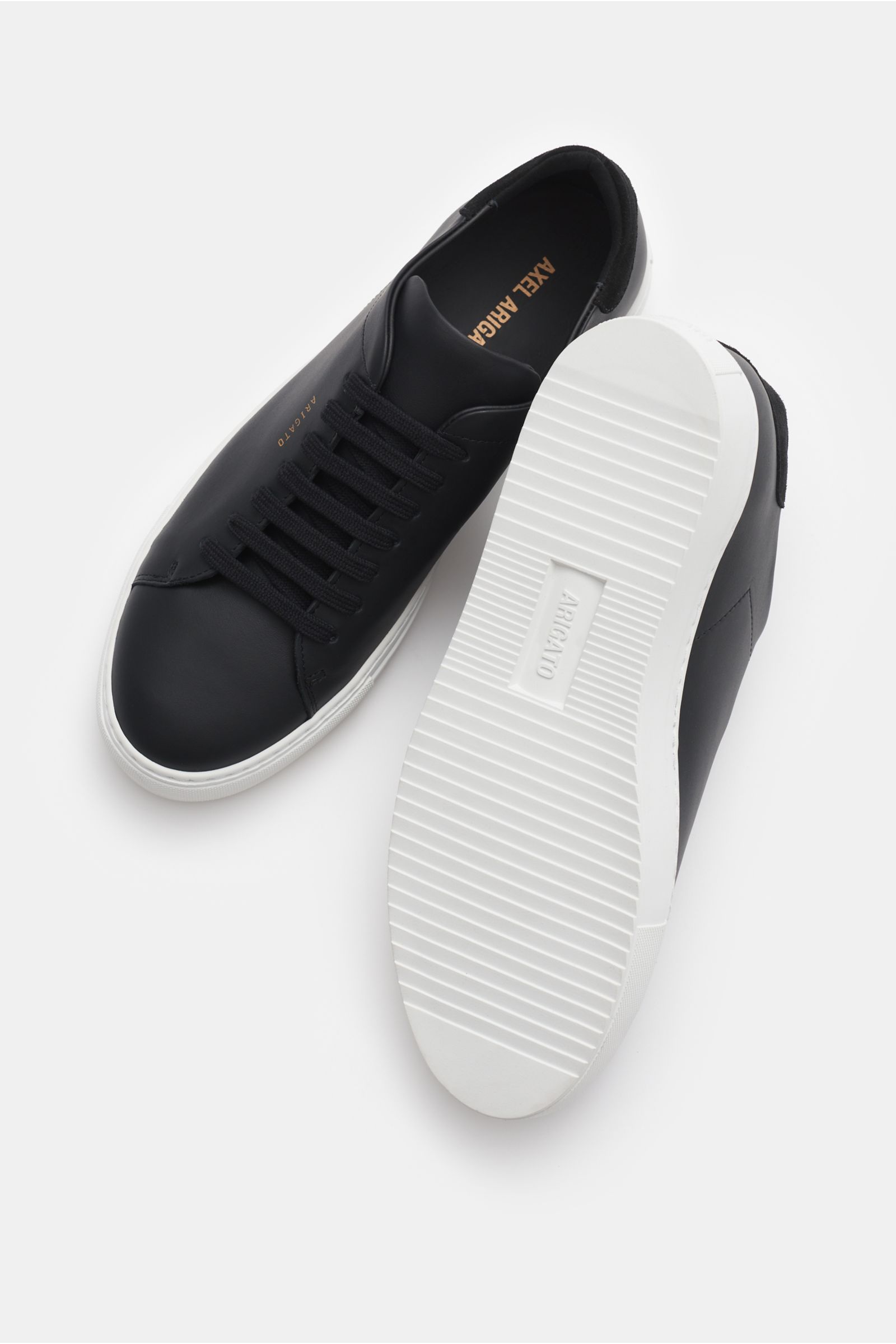 Axel Arigato Sneaker 'Clean 90' schwarz, puristisches Glattleder mit Veloursleder-Detail, runde Kappe, Sieben-Loch-Schnürung, Seiten- und Unteransicht.