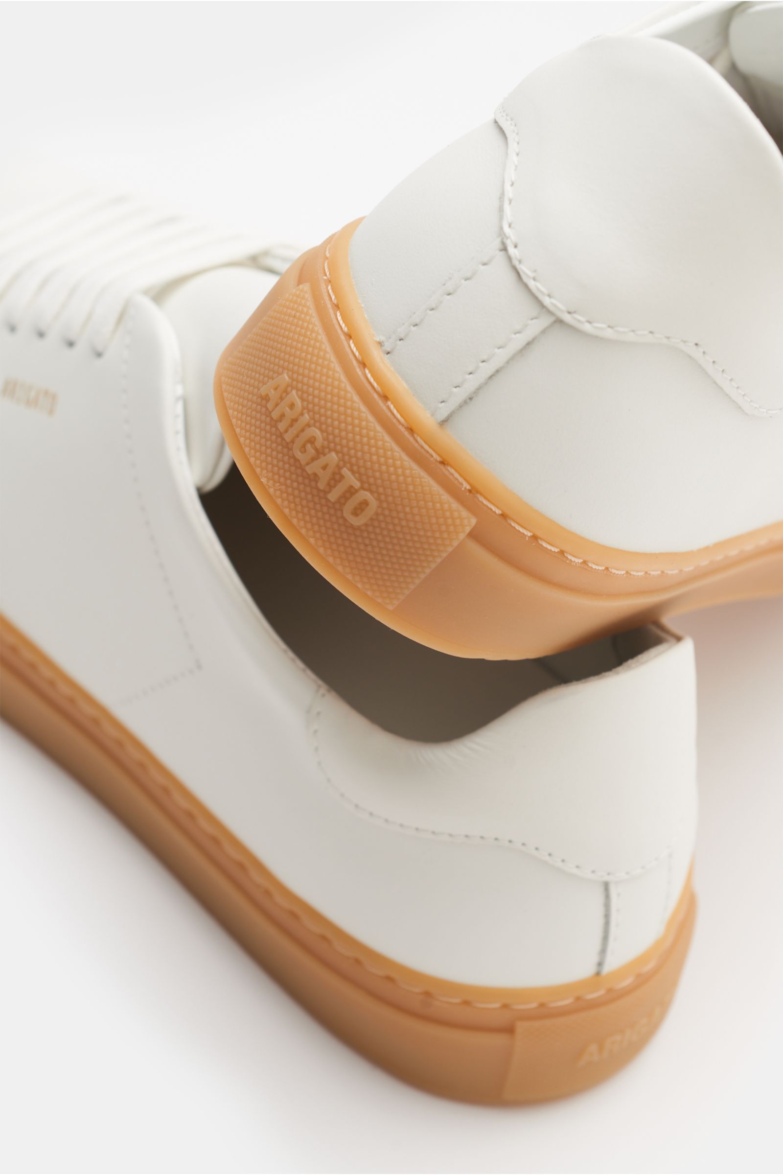 Axel Arigato Sneaker 'Clean 90' offwhite aus edlem Glattleder, flexible Gummisohle, goldfarbige Prägung, sieben-Loch-Schnürung, seitlich fotografiert.