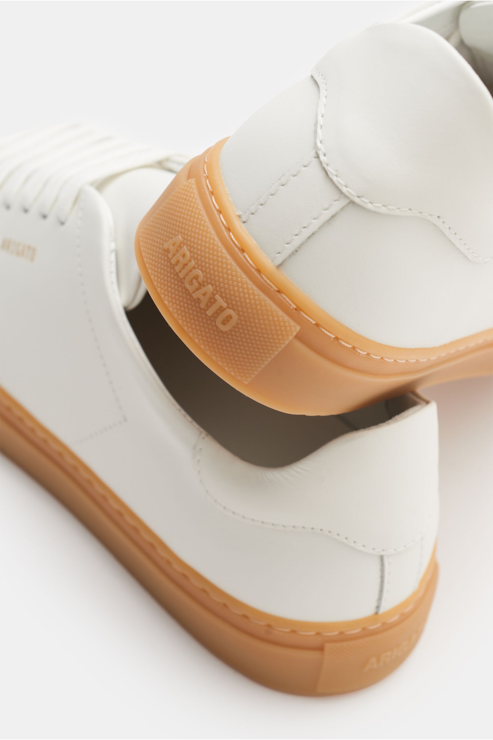 Axel Arigato Sneaker 'Clean 90' offwhite, minimalistisch, aus edlem Glattleder, sieben-Loch-Schnürung, flexible Gummisohle, Rückansicht.